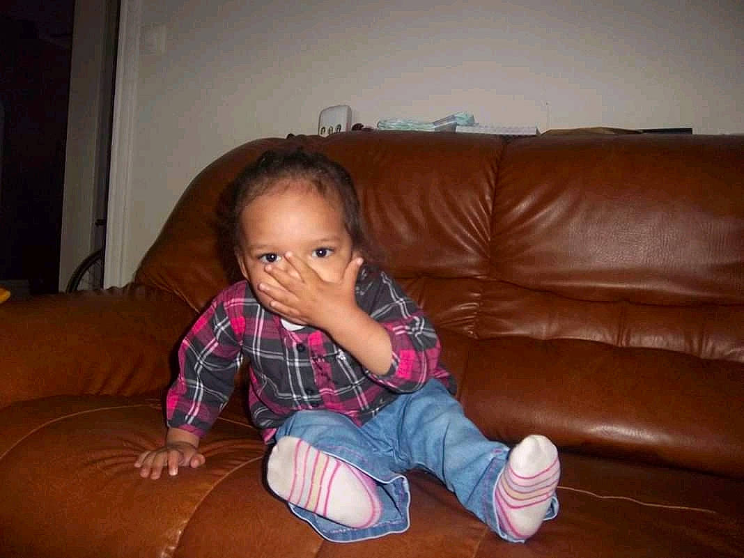 Ines a rejoint le concours — aidez-le/la à gagner de superbes lots ! cheek, child, eye, finger, floor, fun, leg, mouth, person, sitting, toddler