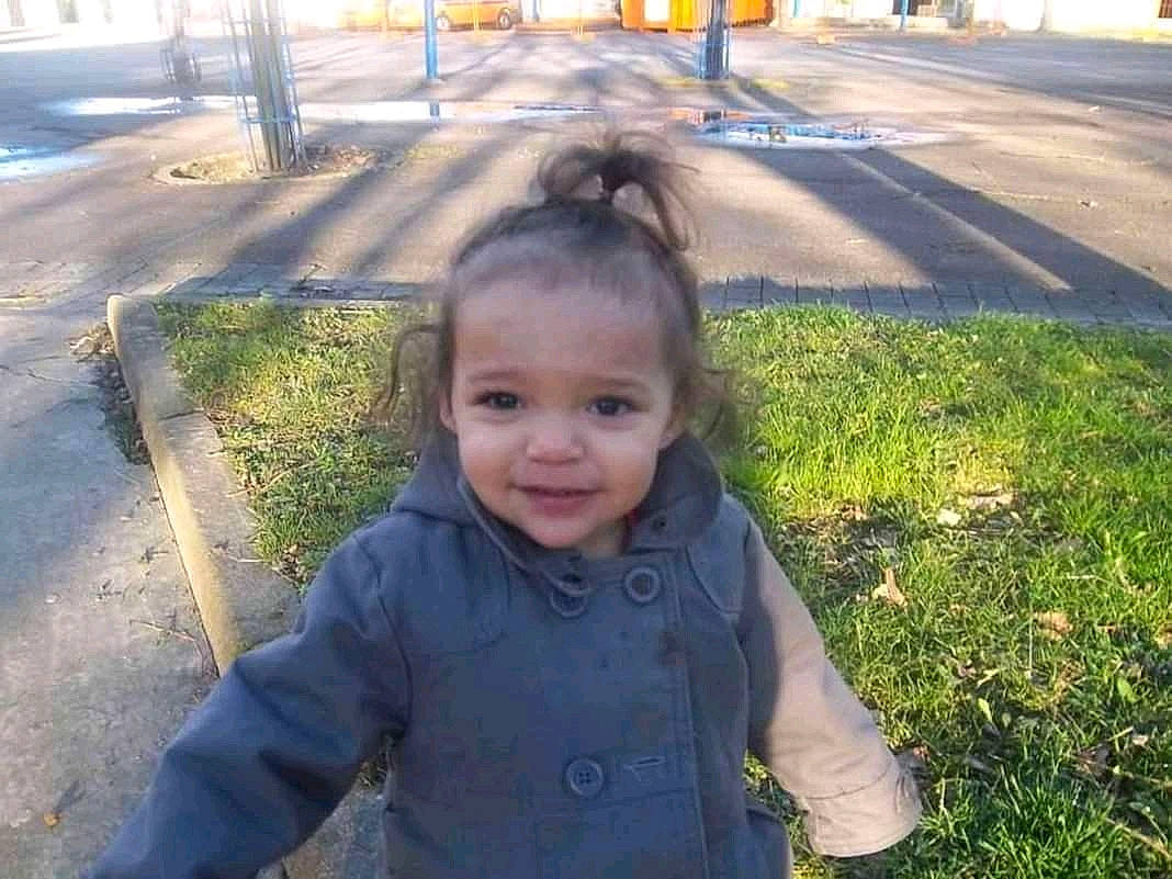 Ines participe au concours pour gagner de l'argent avec cette photo : asphalt, child, face, fun, grass, head, joy, leaf, morning, person, photography, plant, play, sky, smile, toddler