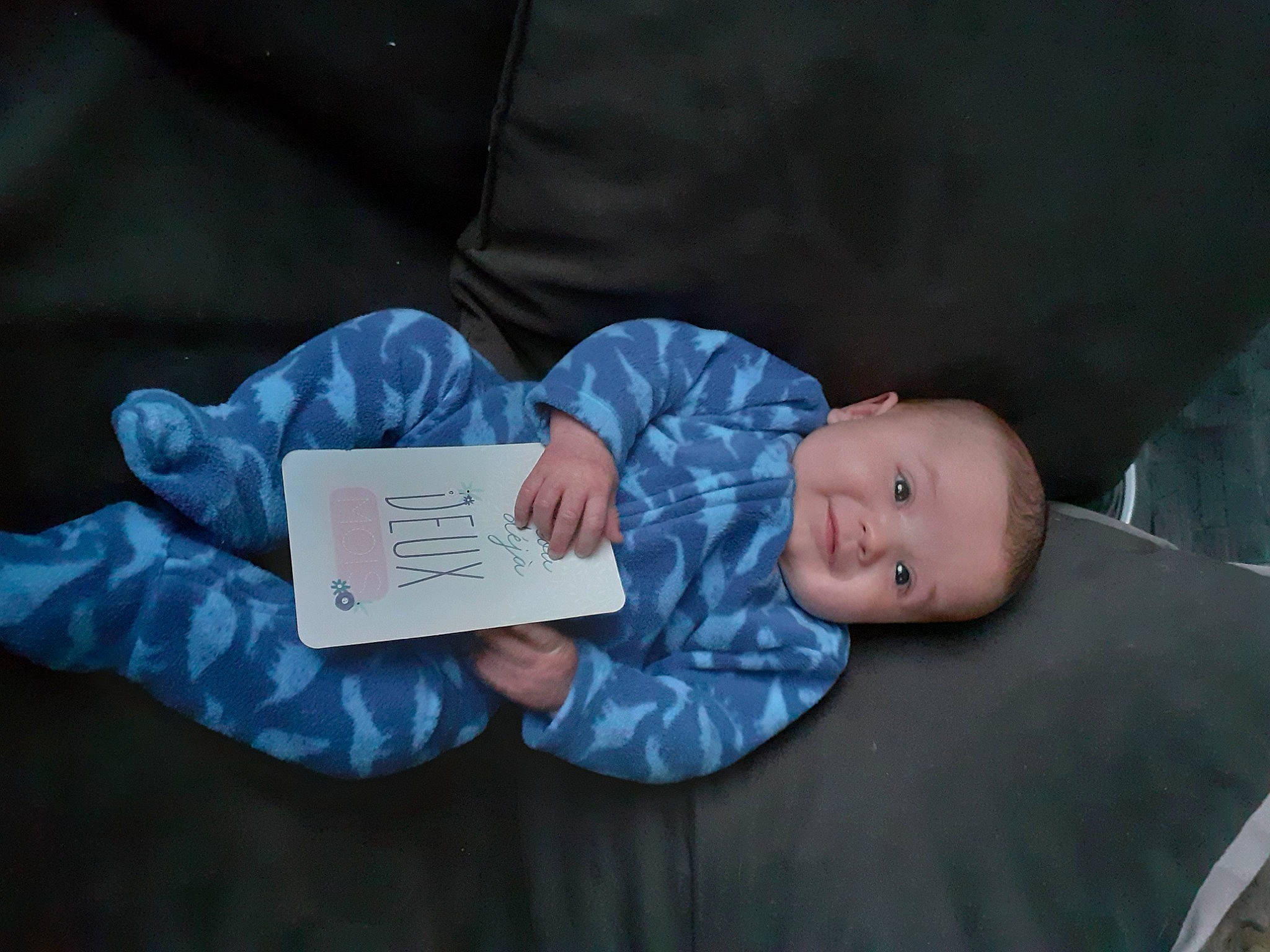 Ewen a rejoint le concours — aidez-le/la à gagner de superbes lots ! baby, baby_products, baby_toddler_clothing, bedtime, child, comfort, finger, hand, nail, nap, person, room, sitting, sleep, toddler