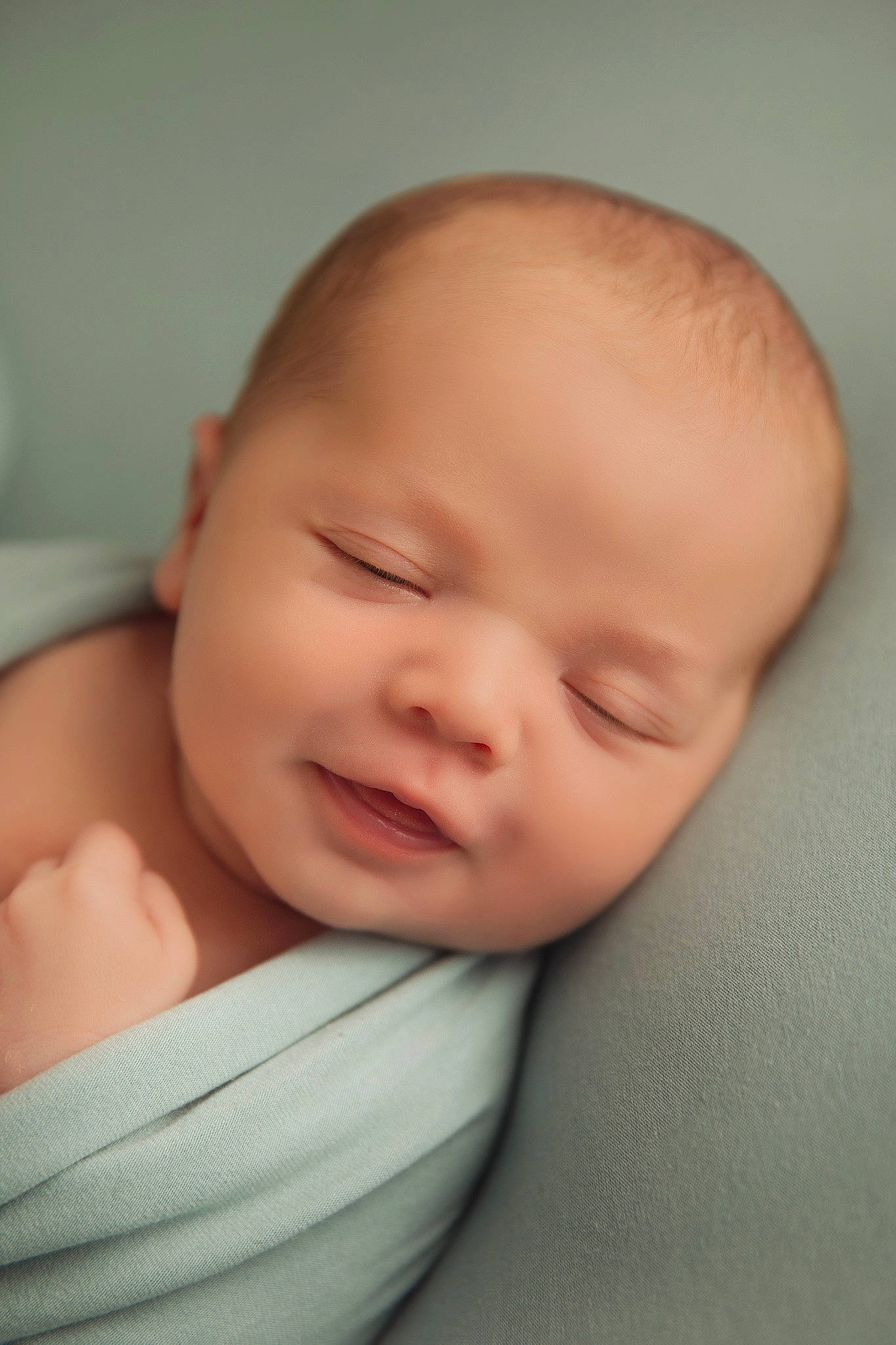 Ewen participe au concours pour gagner de l'argent avec cette photo : baby, baby_toddler_clothing, cheek, child, comfort, eye, eyebrow, finger, hand, happy, human_body, iris, lip, mouth, neck, nose, person, room, skin, smile