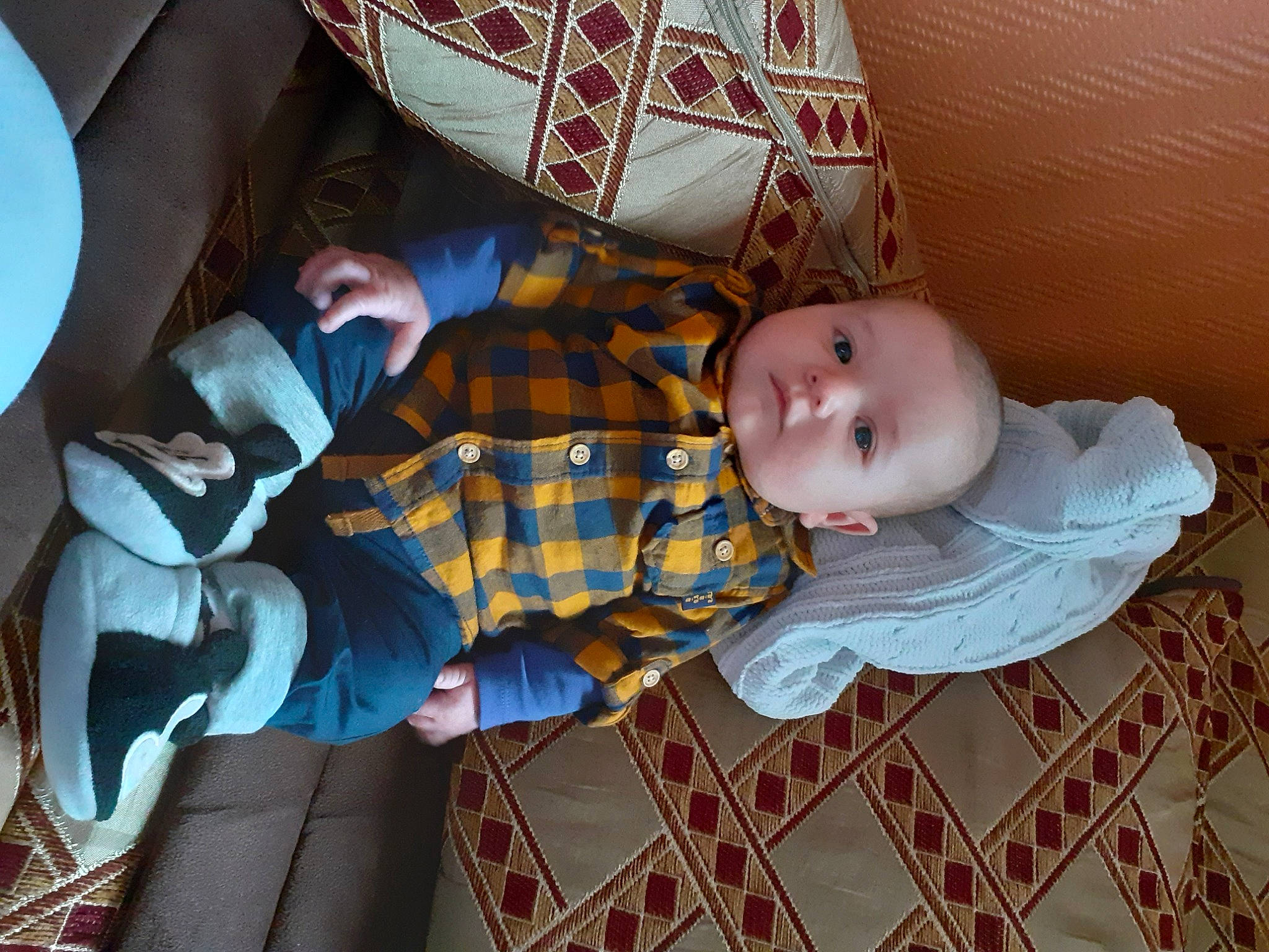 Ewen participe au concours pour gagner de l'argent avec cette photo : baby, baby_products, baby_toddler_clothing, cheek, child, comfort, face, linens, mammal, organ, pattern, people, person, plaid, product, room, tartan, textile, toddler, tree