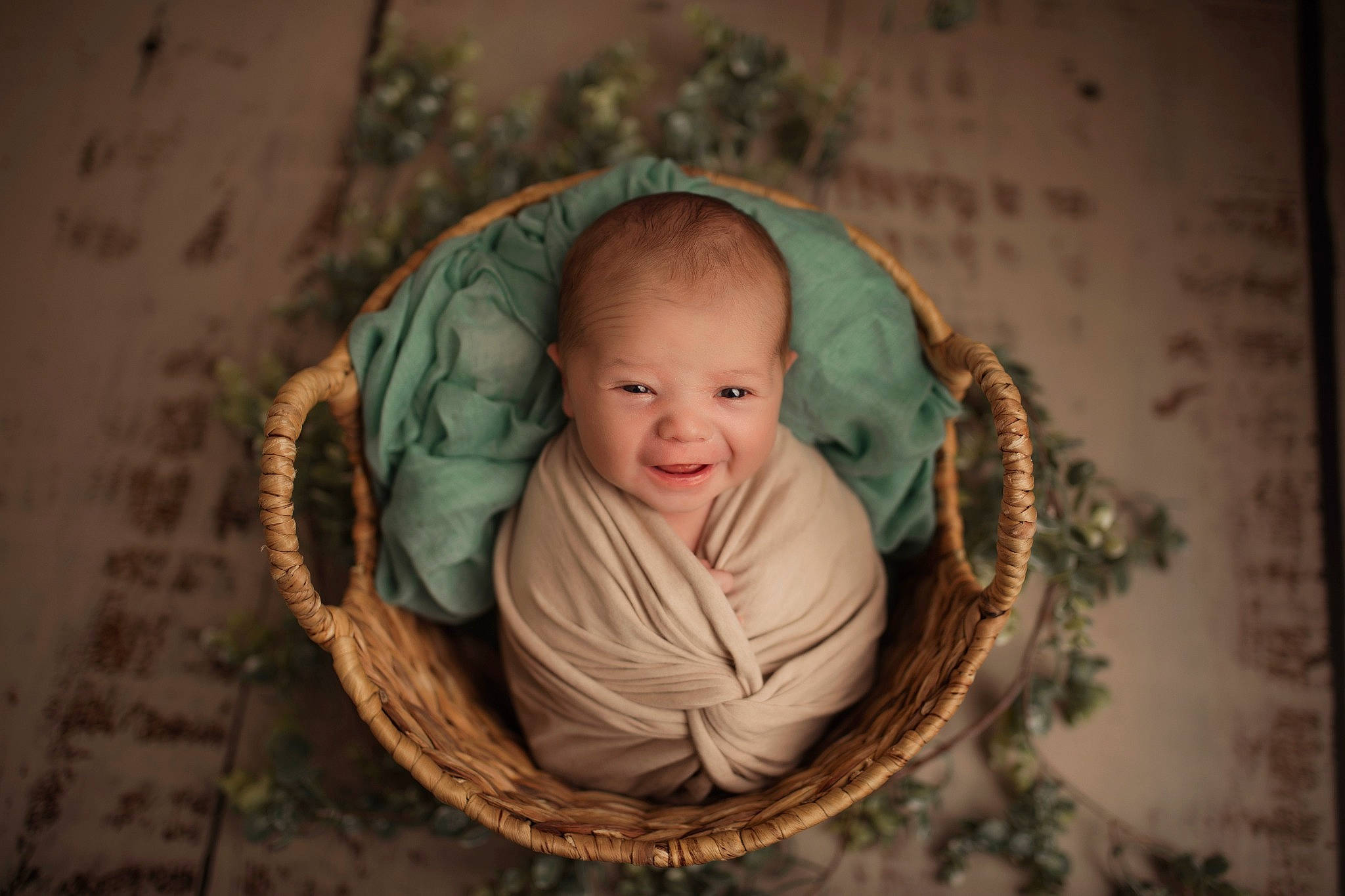 Ewen a rejoint le concours — aidez-le/la à gagner de superbes lots ! baby, baby_toddler_clothing, cheek, fashion_accessory, flash_photography, grass, happy, head, iris, jewellery, ornament, outerwear, person, portrait_photography, sitting, smile, still_life_photography, textile, toddler, tree