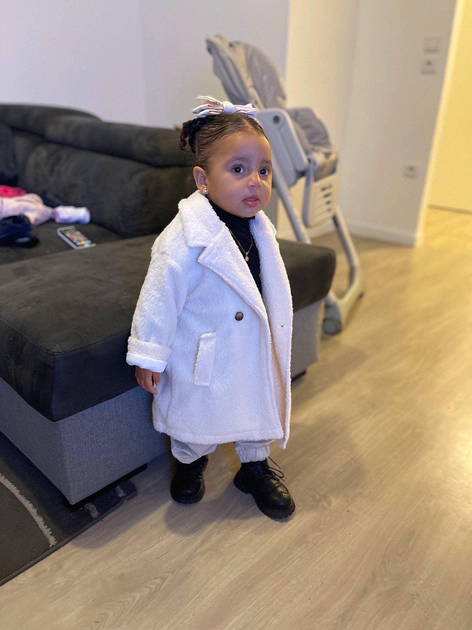 Lylia participe au concours pour gagner de l'argent avec cette photo : blazer, chest_of_drawers, coat, comfort, couch, dress, dress_shirt, electric_blue, event, fashion_design, floor, flooring, formal_wear, knee, person, sleeve, suit, tie, toddler, uniform