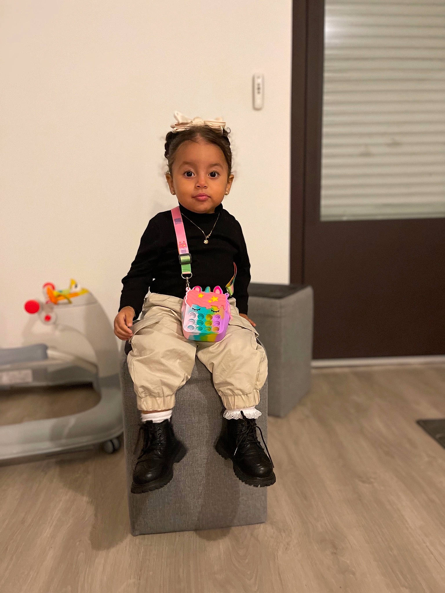 Lylia a rejoint le concours — aidez-le/la à gagner de superbes lots ! baby, baby_toddler_clothing, child, floor, flooring, happy, hardwood, human_leg, knee, laminate_flooring, person, room, sitting, sleeve, sock, sweatpant, t_shirt, toddler, window, wood