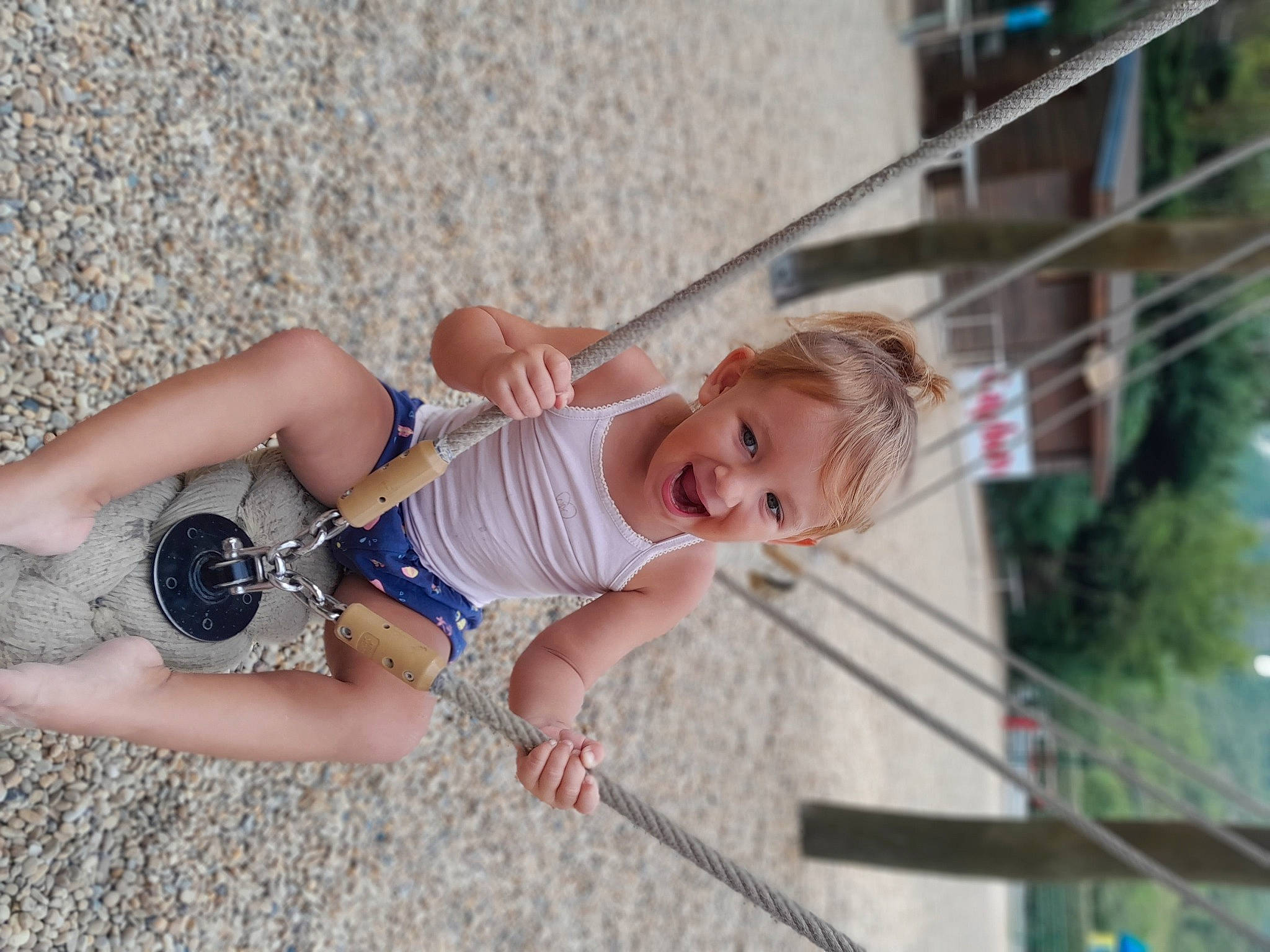 Kataleya participe au concours pour gagner de l'argent avec cette photo : baby, baby_toddler_clothing, child, foot, fun, grass, happy, human_leg, knee, leisure, pattern, person, recreation, sitting, smile, sunglasses, thigh, toddler, toy, tree