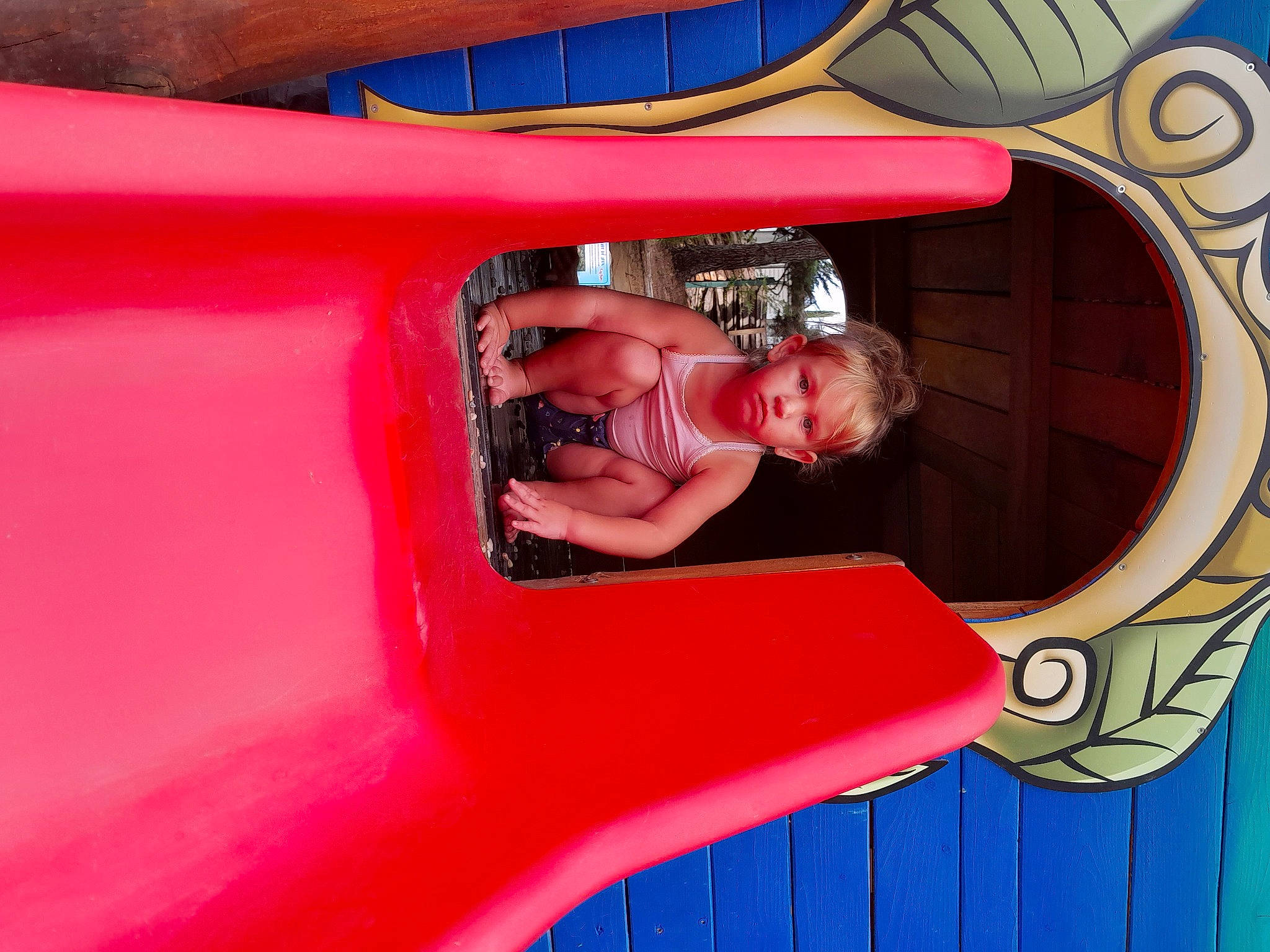 Kataleya participe au concours pour gagner de l'argent avec cette photo : auto_part, automotive_design, automotive_exterior, bumper, carmine, child, chute, fun, human_body, inflatable, leisure, magenta, motor_vehicle, outdoor_play_equipment, person, pink, play, playground, recreation, red