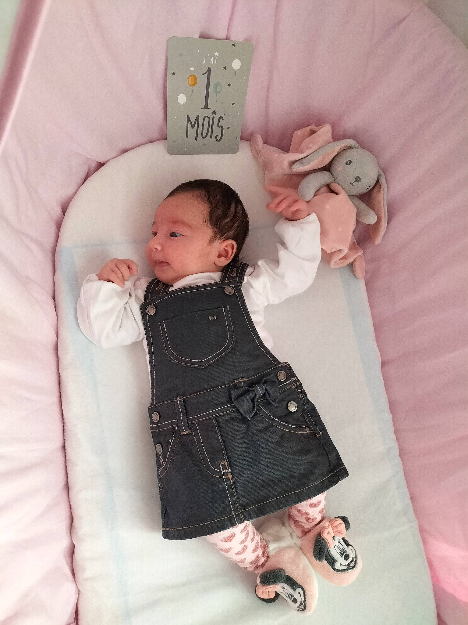 Neyla participe au concours pour gagner de l'argent avec cette photo : baby, baby_products, baby_toddler_clothing, child, comfort, design, dress, foot, human_leg, linens, pattern, person, pink, product, room, sandal, skin, sleeve, textile, toddler