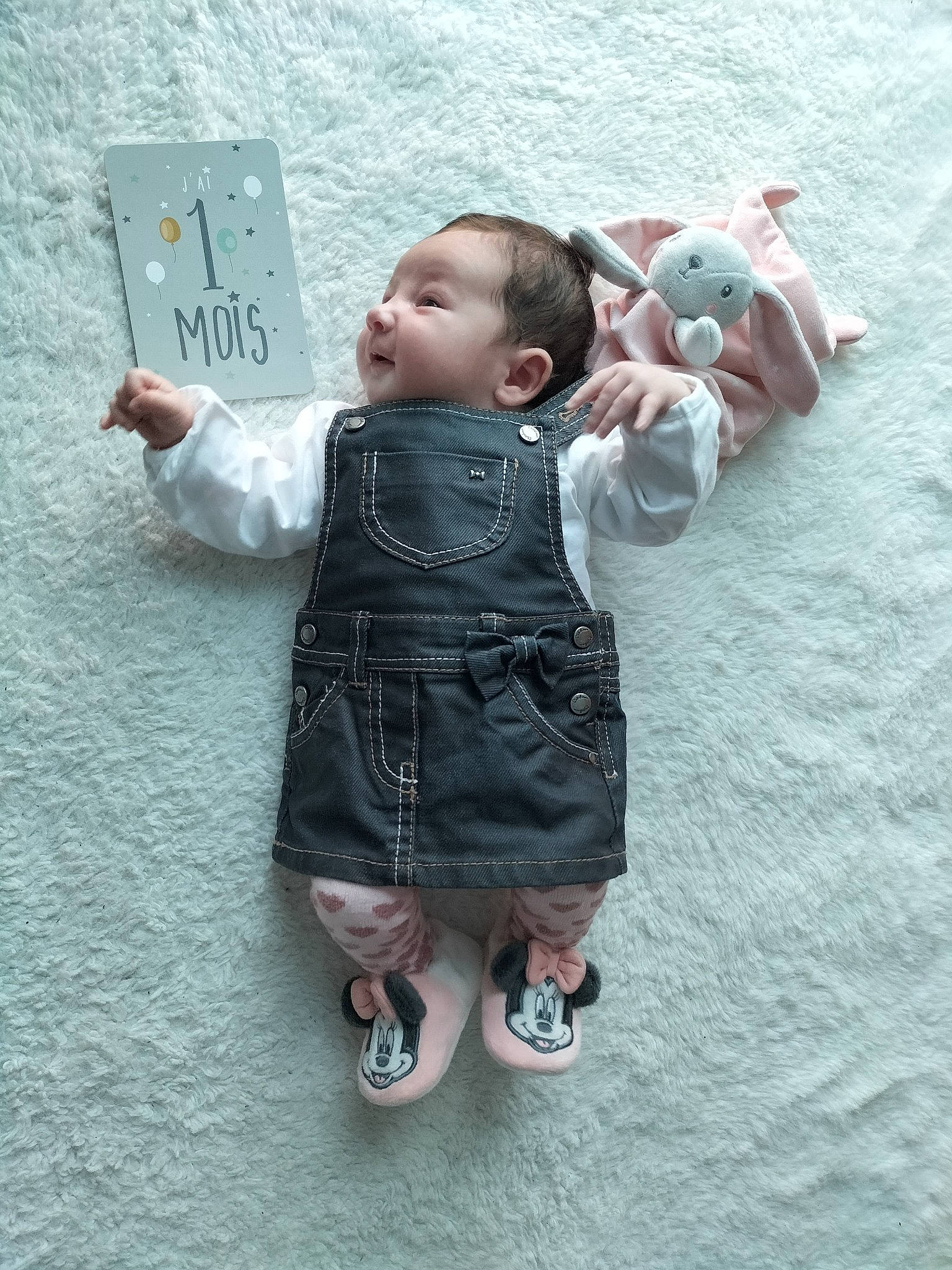 Neyla a rejoint le concours — aidez-le/la à gagner de superbes lots ! baby, baby_toddler_clothing, child, clock, foot, fun, gesture, grass, happy, leisure, pattern, person, play, sandal, sitting, sleeve, smile, toddler, travel