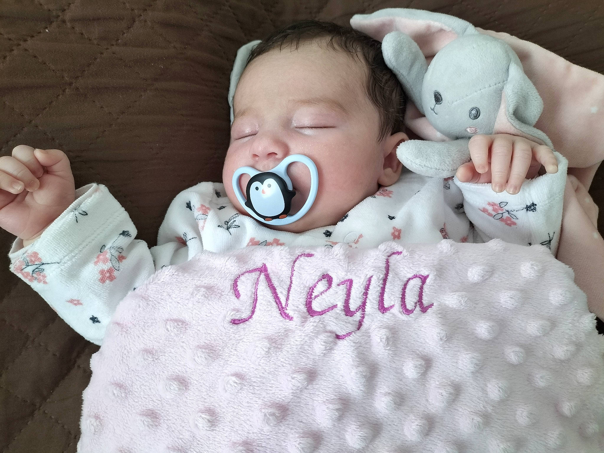 Neyla participe au concours pour gagner de l'argent avec cette photo : baby, baby_products, baby_sleeping, baby_toddler_clothing, bedtime, cheek, child, comfort, eyelash, facial_expression, happy, linens, mouth, pattern, person, pink, room, skin, textile, toddler