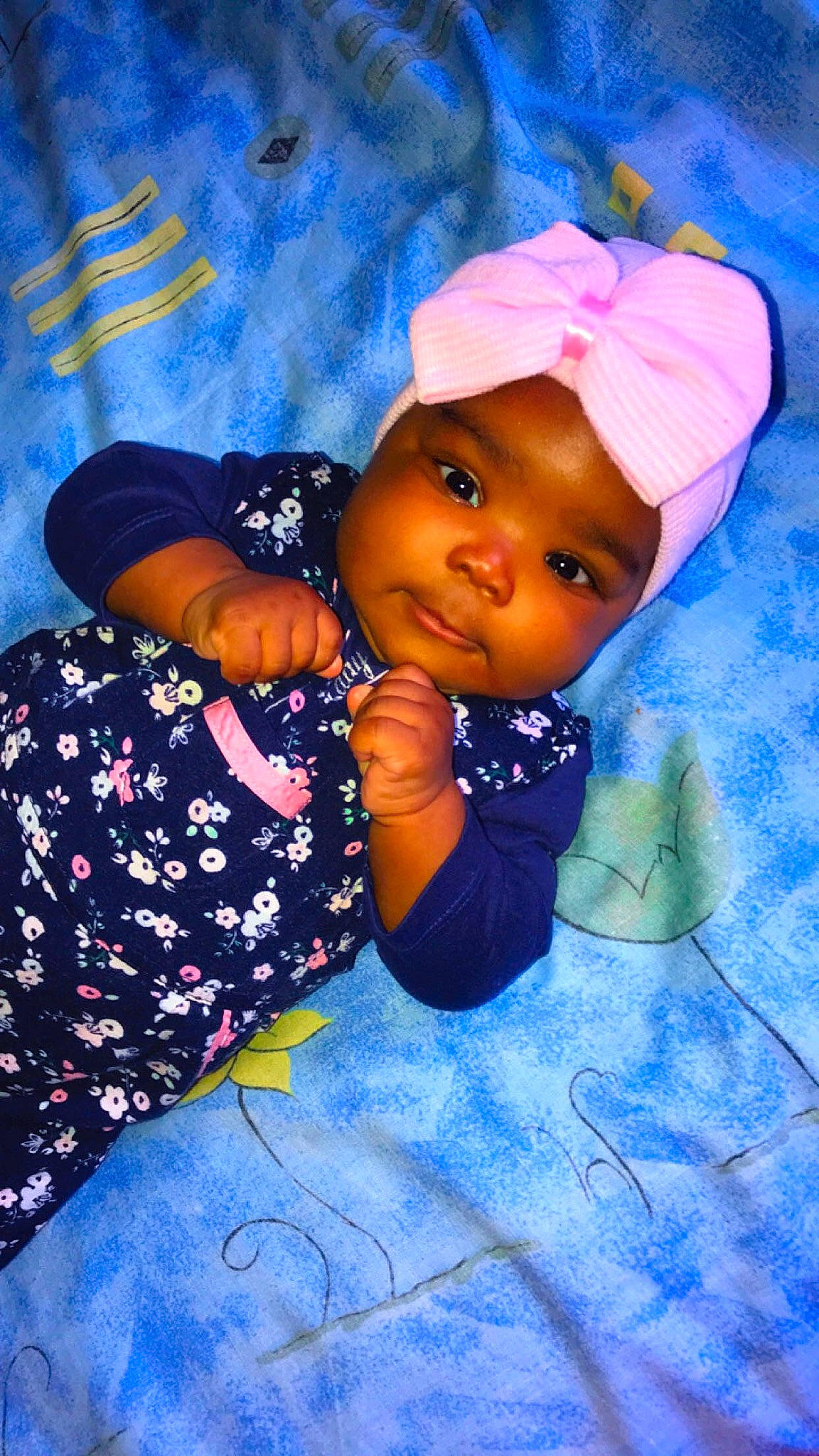 Mariam a rejoint le concours — aidez-le/la à gagner de superbes lots ! art, baby, baseball_cap, cap, child, electric_blue, fashion_accessory, flash_photography, fun, happy, headwear, magenta, pattern, person, portrait_photography, purple, sitting, tints_and_shades, toddler, violet