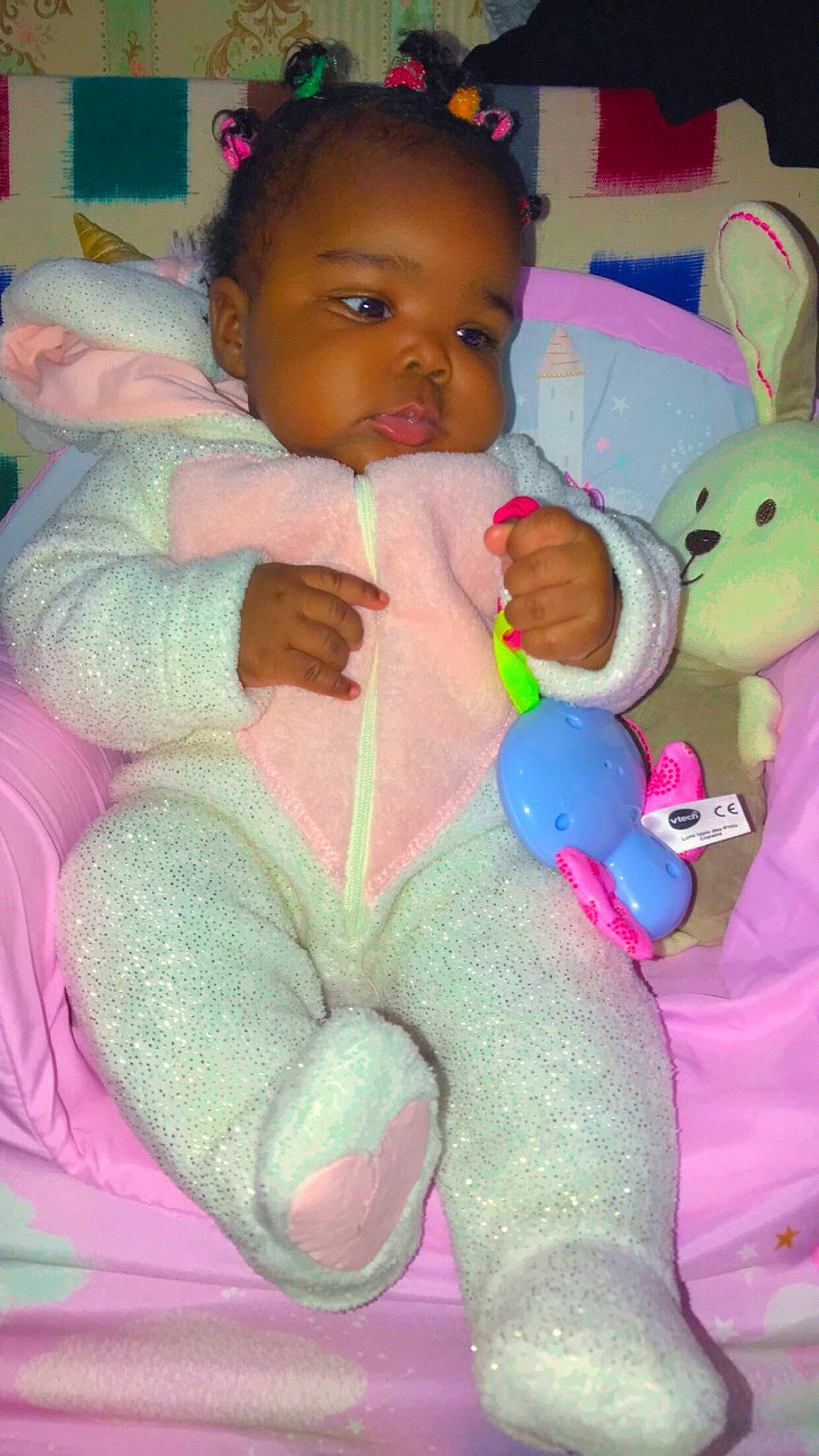 Mariam a rejoint le concours — aidez-le/la à gagner de superbes lots ! baby, baby_products, baby_toddler_clothing, cheek, child, comfort, eye, face, finger, fun, happy, head, nose, organ, person, pink, skin, stuffed_toy, thumb, toddler