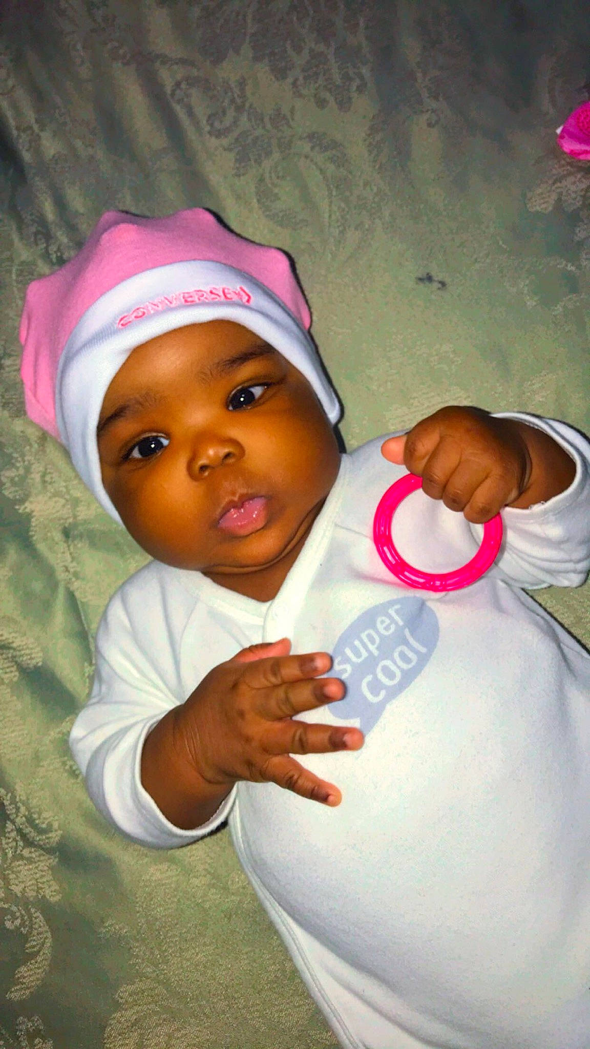 Mariam a rejoint le concours — aidez-le/la à gagner de superbes lots ! arm, baby, baby_toddler_clothing, cap, cheek, child, clothing, elbow, finger, fun, gesture, hand, happy, headwear, lip, mouth, nose, person, pink, skin