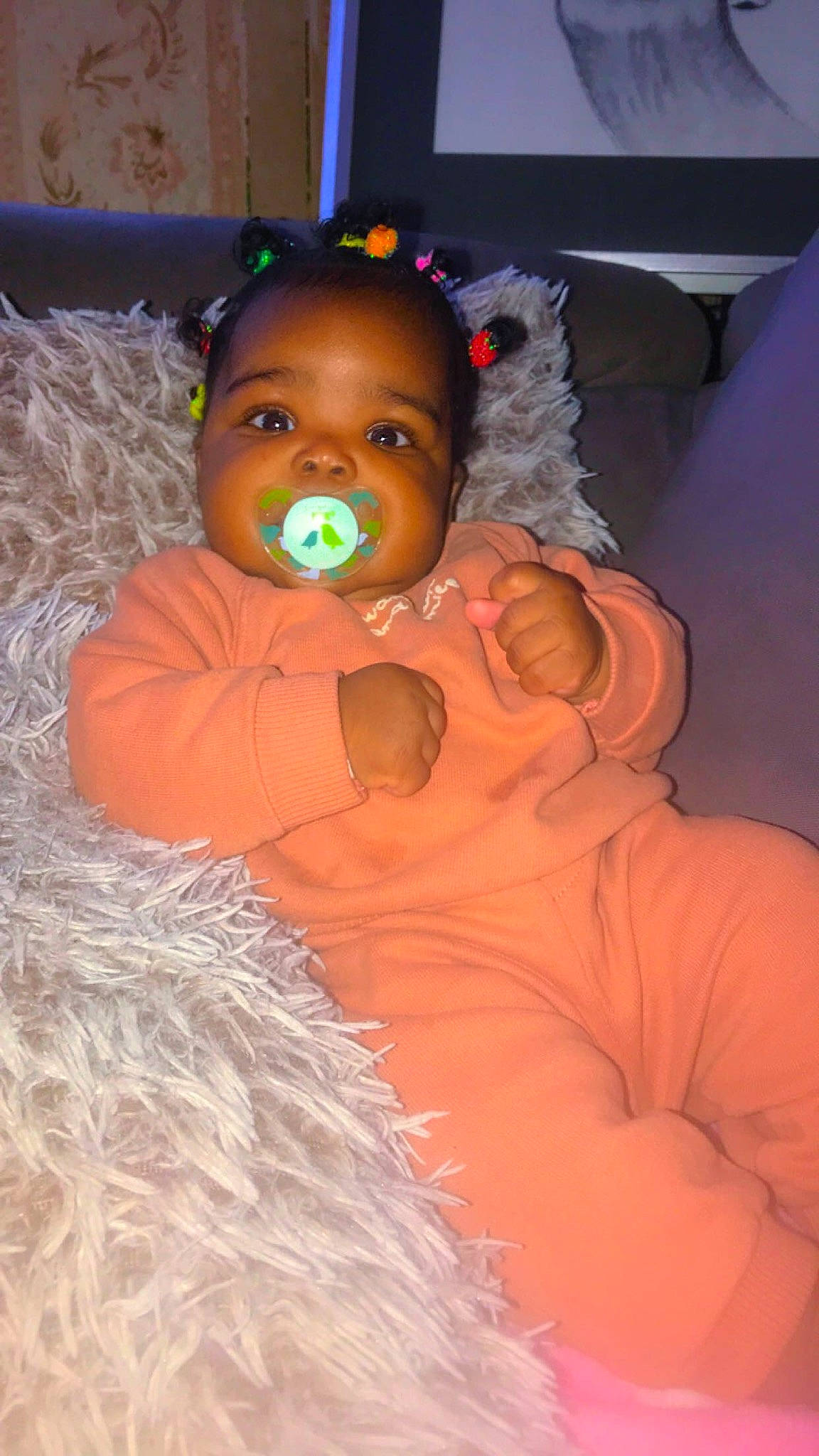 Mariam participe au concours pour gagner de l'argent avec cette photo : baby, baby_toddler_clothing, cheek, child, costume, event, eye, fun, hair, happy, head, headgear, human_body, iris, mouth, nose, orange, person, sitting, sleeve