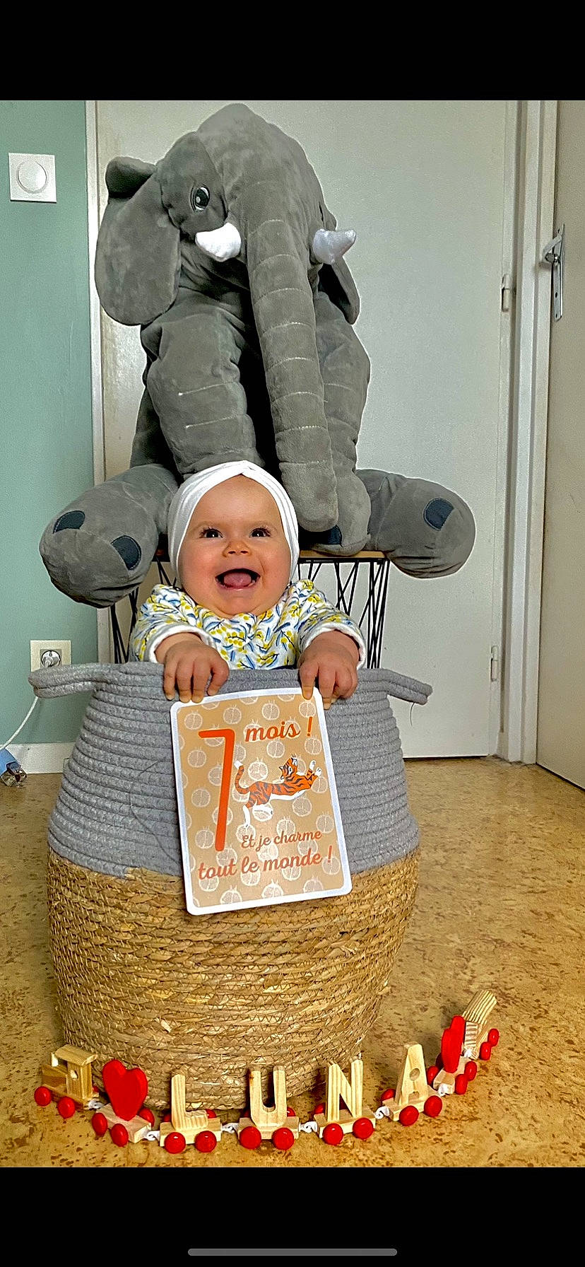 Luna participe au concours pour gagner de l'argent avec cette photo : baby, baby_products, baby_toddler_clothing, basket, cake, cake_decorating, chair, child, comfort, event, hamper, happy, hat, headwear, icing, joy, person, picnic_basket, sitting, smile