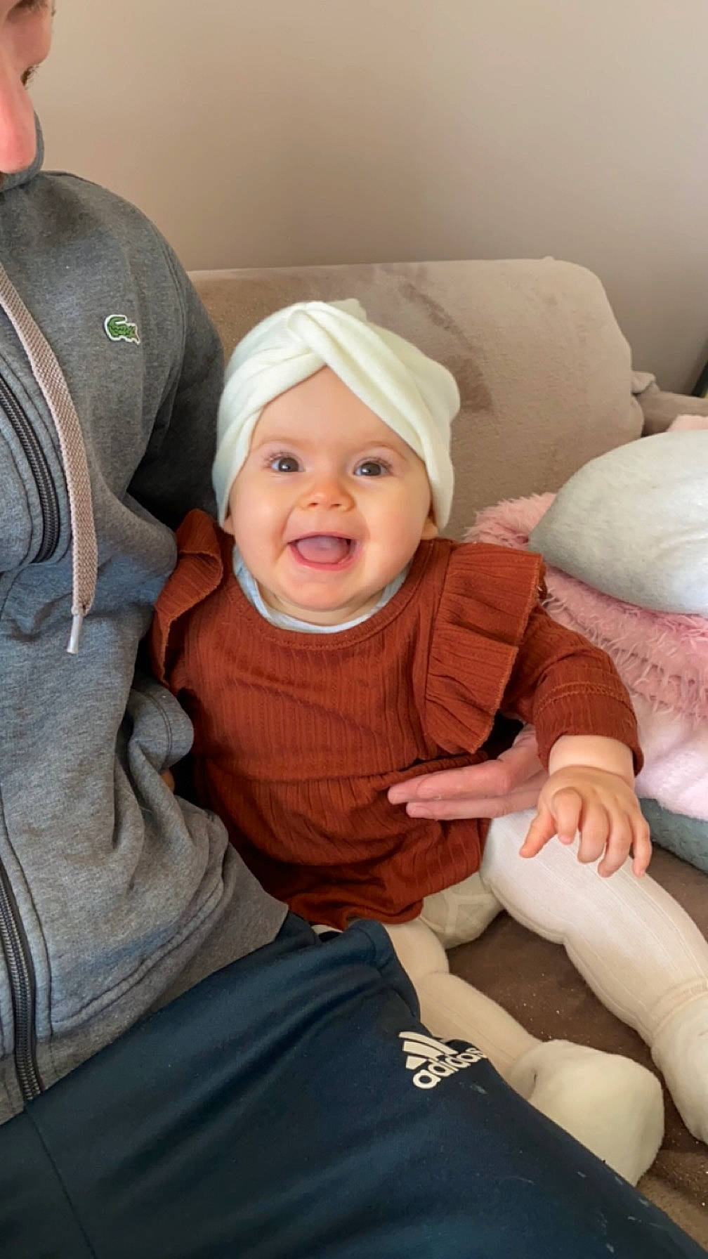 Luna participe au concours pour gagner de l'argent avec cette photo : baby, cap, cheek, child, comfort, cool, eye, facial_expression, happy, head, headwear, human_body, joy, knee, lap, mouth, person, product, shorts, sitting
