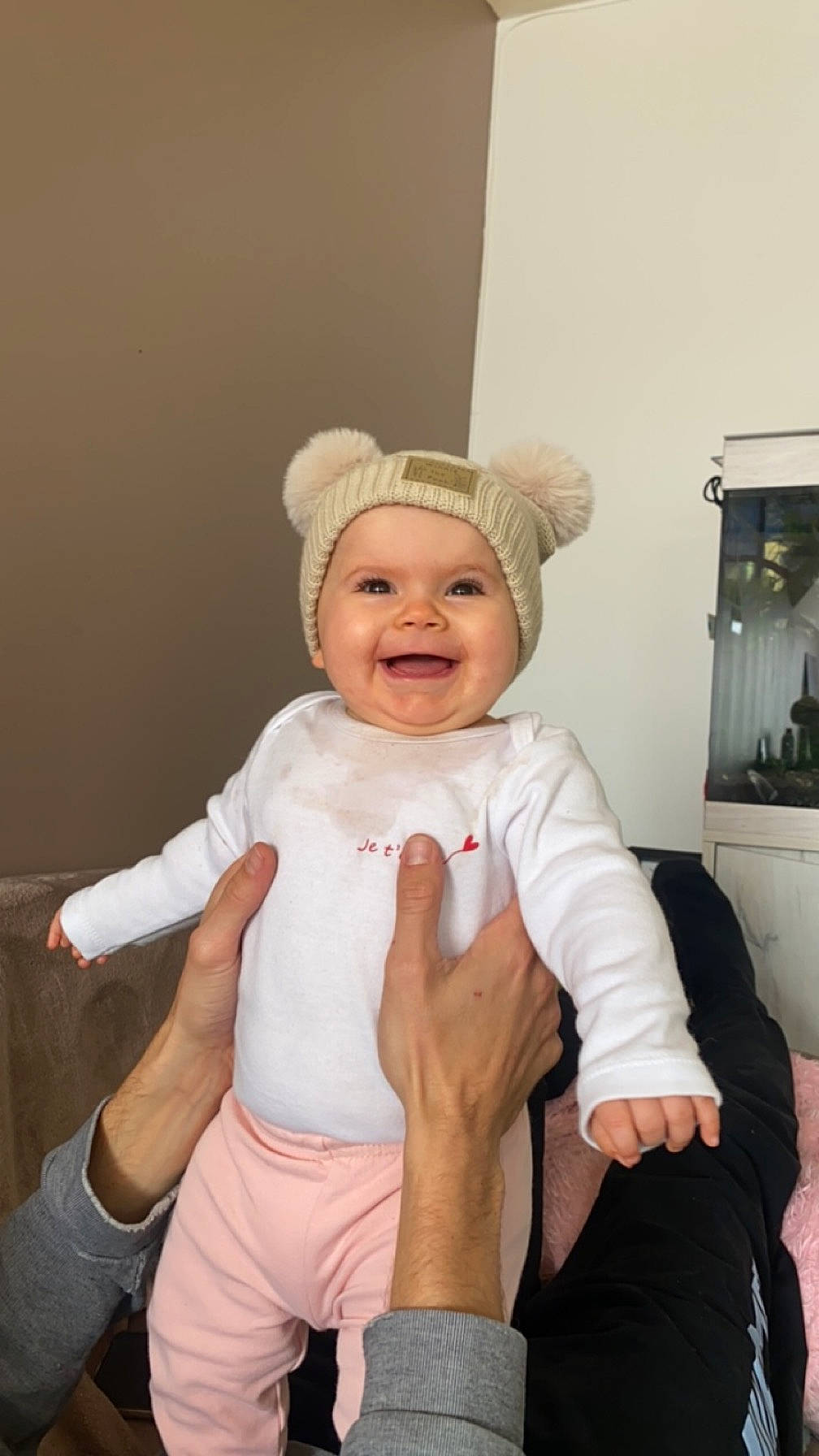 Luna a rejoint le concours — aidez-le/la à gagner de superbes lots ! baby, baby_toddler_clothing, cap, chair, child, comfort, event, fashion_accessory, fun, happy, hat, headwear, joy, knee, person, room, sitting, skin, sleeve, smile