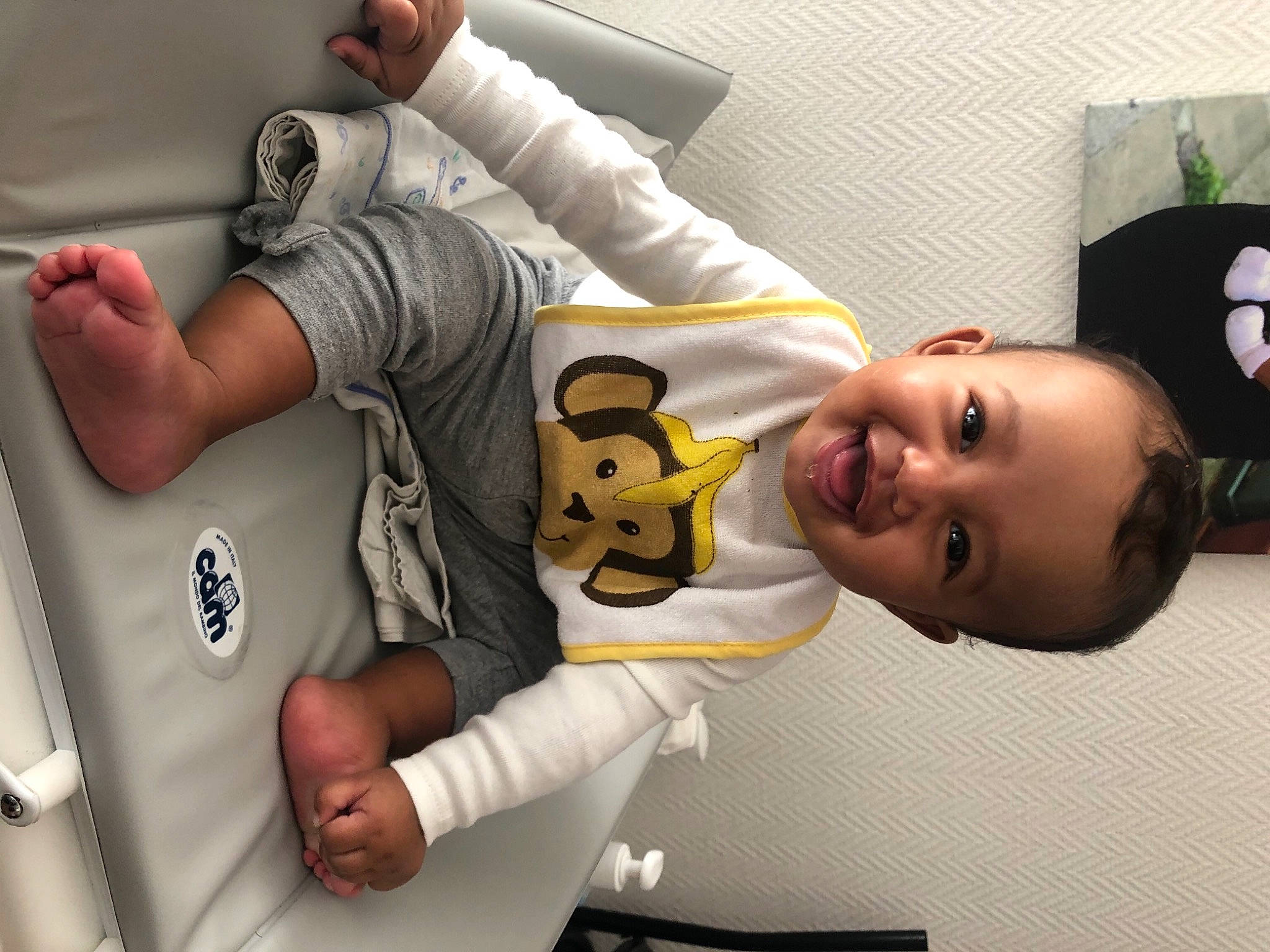 Kaylie a rejoint le concours — aidez-le/la à gagner de superbes lots ! baby, baby_laughing, baby_products, baby_toddler_clothing, baby_toys, box, child, comfort, cool, glove, health_care, humour, joy, laugh, person, stuffed_toy, tooth