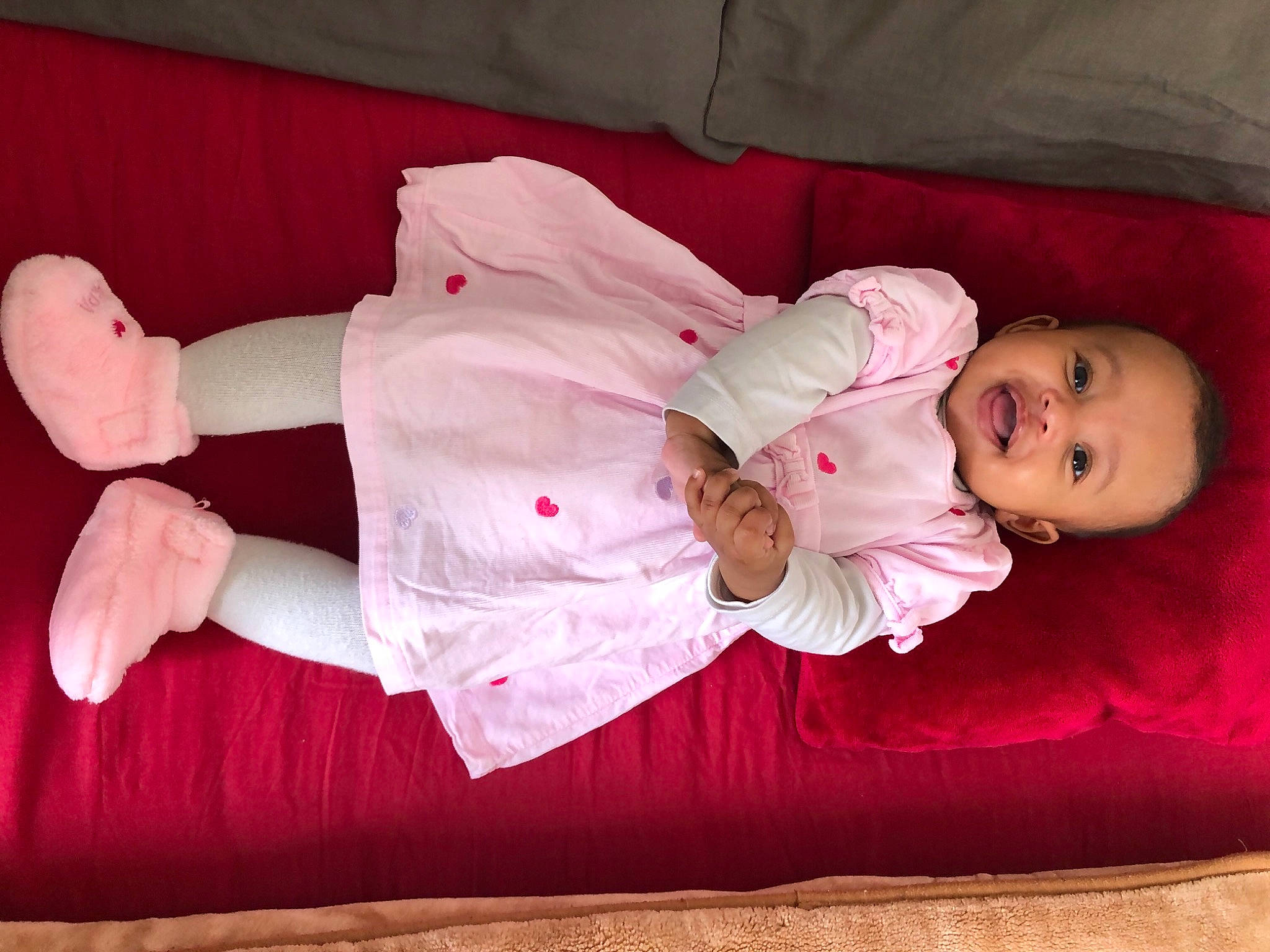 Kaylie a rejoint le concours — aidez-le/la à gagner de superbes lots ! baby, baby_products, baby_toddler_clothing, cheek, child, comfort, foot, linens, mouth, nightwear, nose, person, pink, skin, sock, toddler