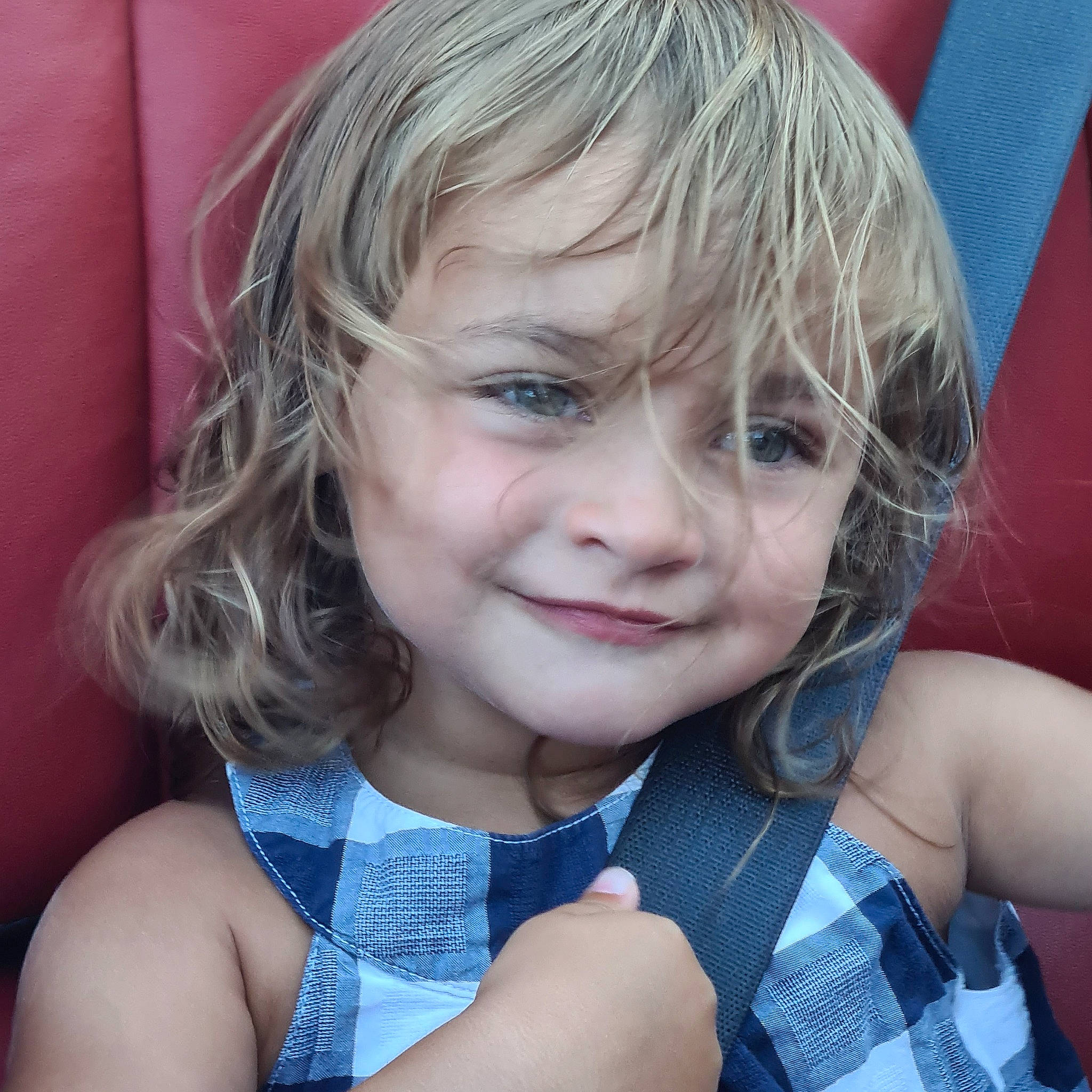 Nahia participe au concours pour gagner de l'argent avec cette photo : arm, cheek, chin, eyebrow, eyelash, face, finger, hair, happy, head, human_body, iris, joy, lip, mouth, neck, nose, person, pink, shoulder