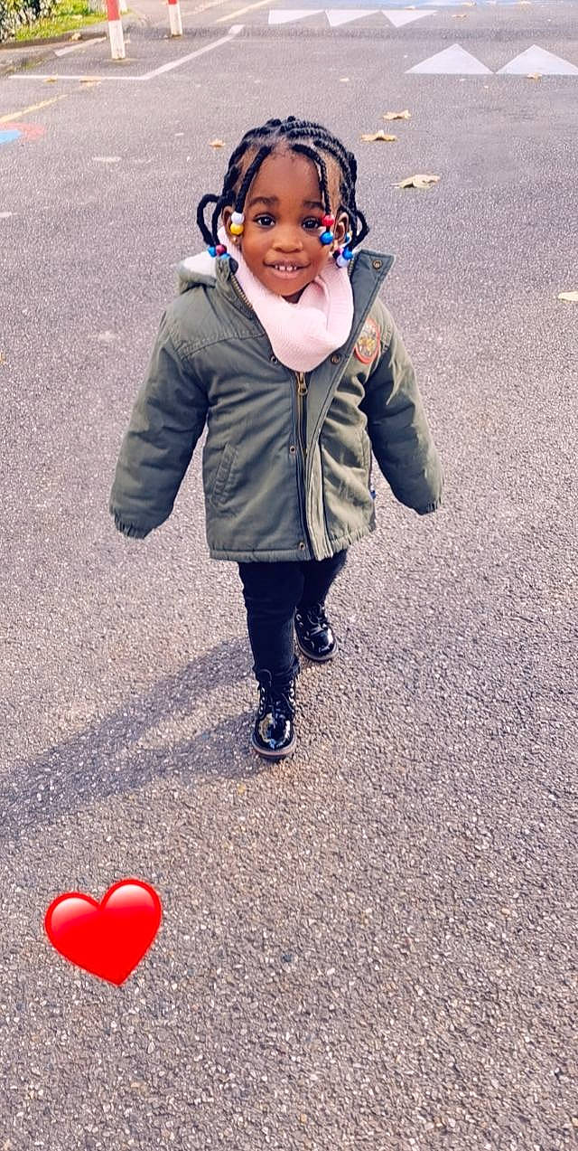 Isla Victoria a rejoint le concours — aidez-le/la à gagner de superbes lots ! asphalt, carmine, child, face, fashion_accessory, fun, grass, happy, head, joy, pattern, people_in_nature, person, photograph, recreation, road_surface, shadow, smile, snapshot, toddler