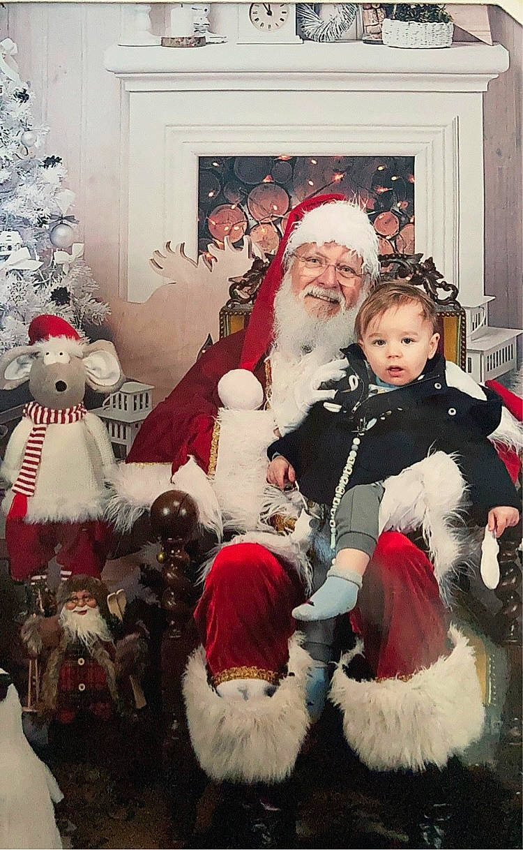 Raphaël a rejoint le concours — aidez-le/la à gagner de superbes lots ! beard, christmas, christmas_decoration, christmas_eve, christmas_tree, costume_hat, event, fictional_character, fun, fur, fur_clothing, happy, hat, headgear, headwear, holiday, joy, person, red, santa_claus