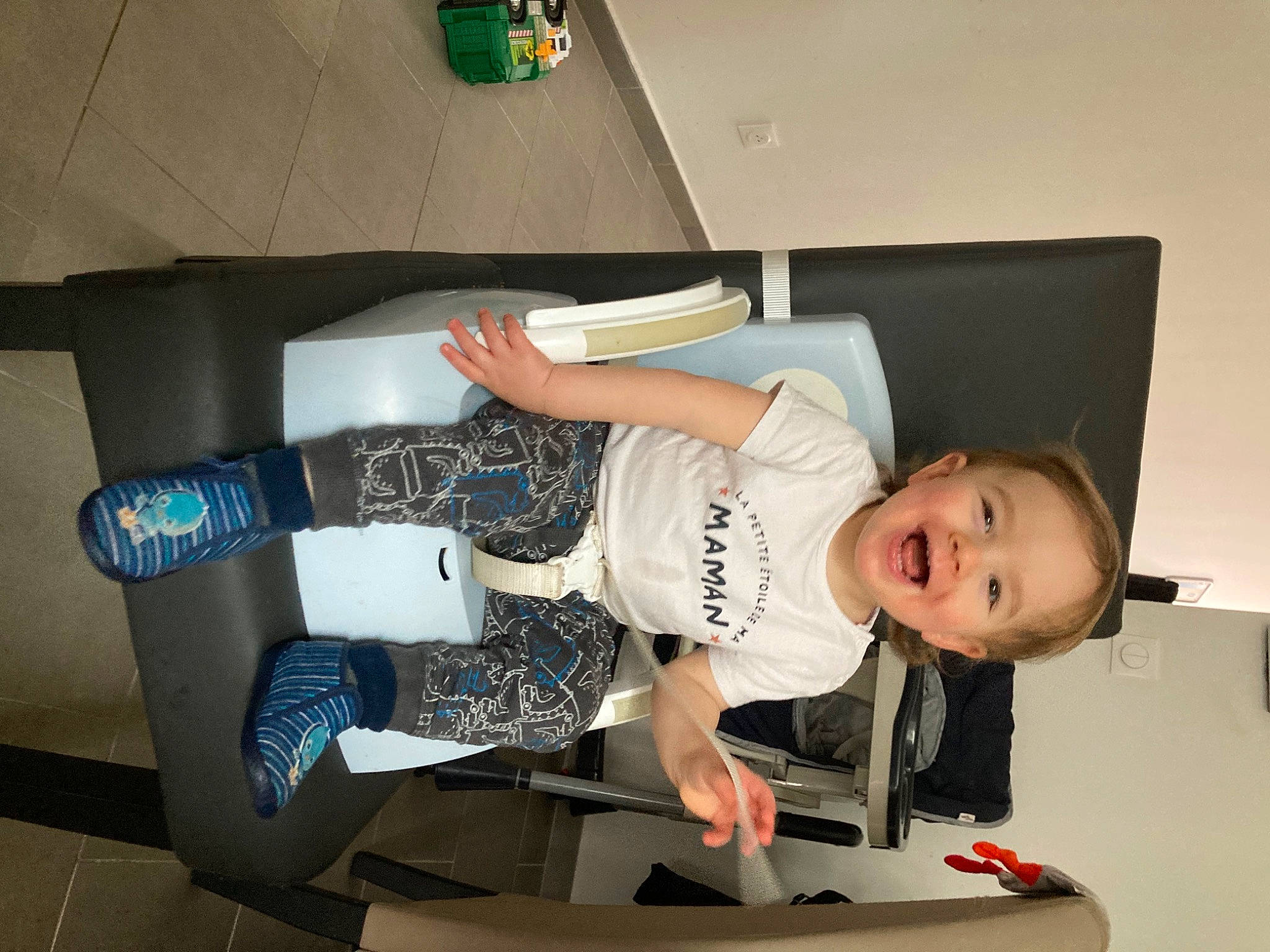 Raphaël participe au concours pour gagner de l'argent avec cette photo : automotive_design, child, comfort, elbow, flooring, fun, human_leg, joy, knee, person, room, shoe, shorts, smile, sneakers, sock, sportswear, t_shirt, thigh, toddler
