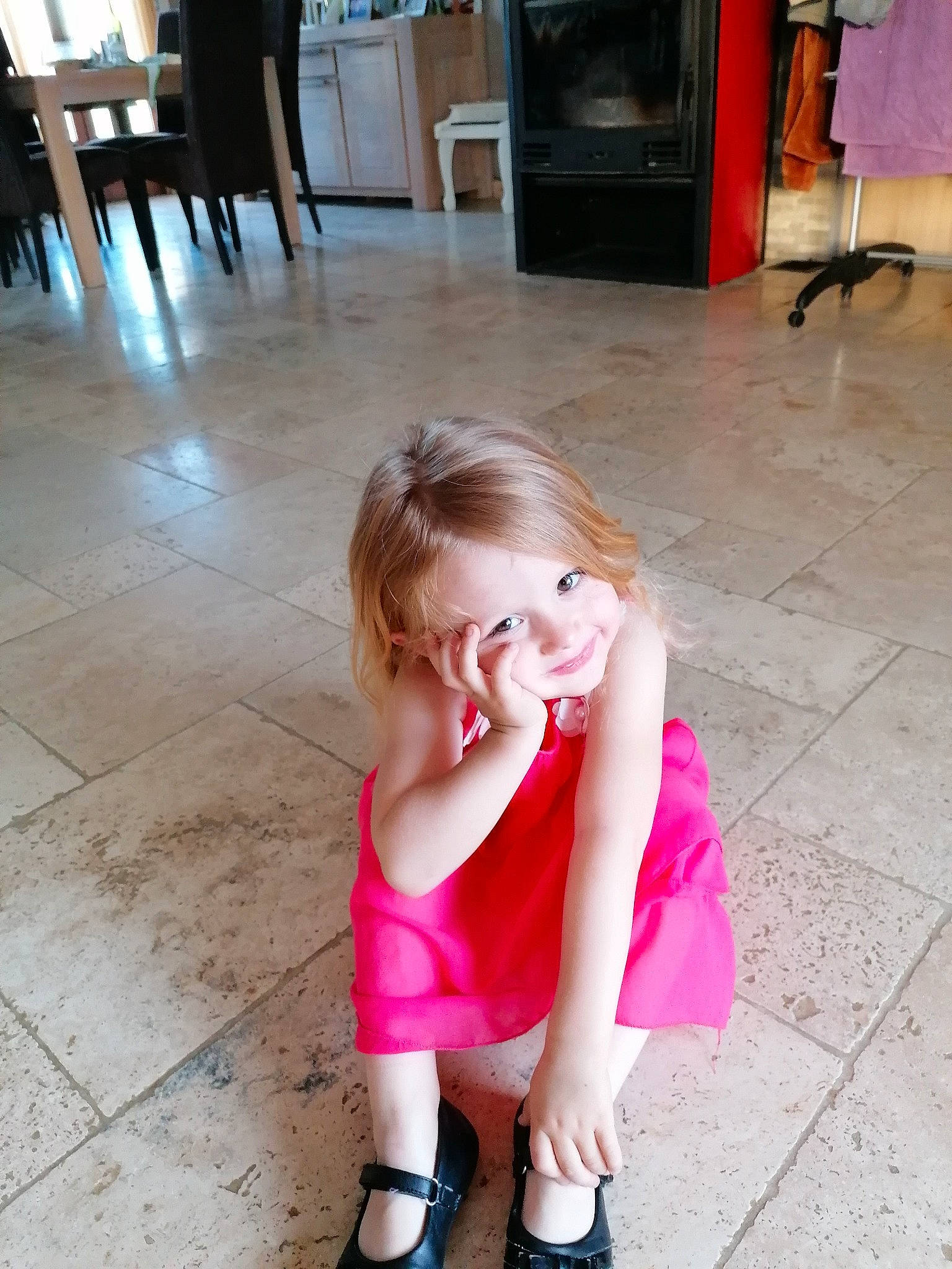 Margot a rejoint le concours — aidez-le/la à gagner de superbes lots ! beauty, child, dress, finger, floor, flooring, footwear, leg, leisure, person, pink, play, shoe, shoulder, skin, smile, toddler, vacation