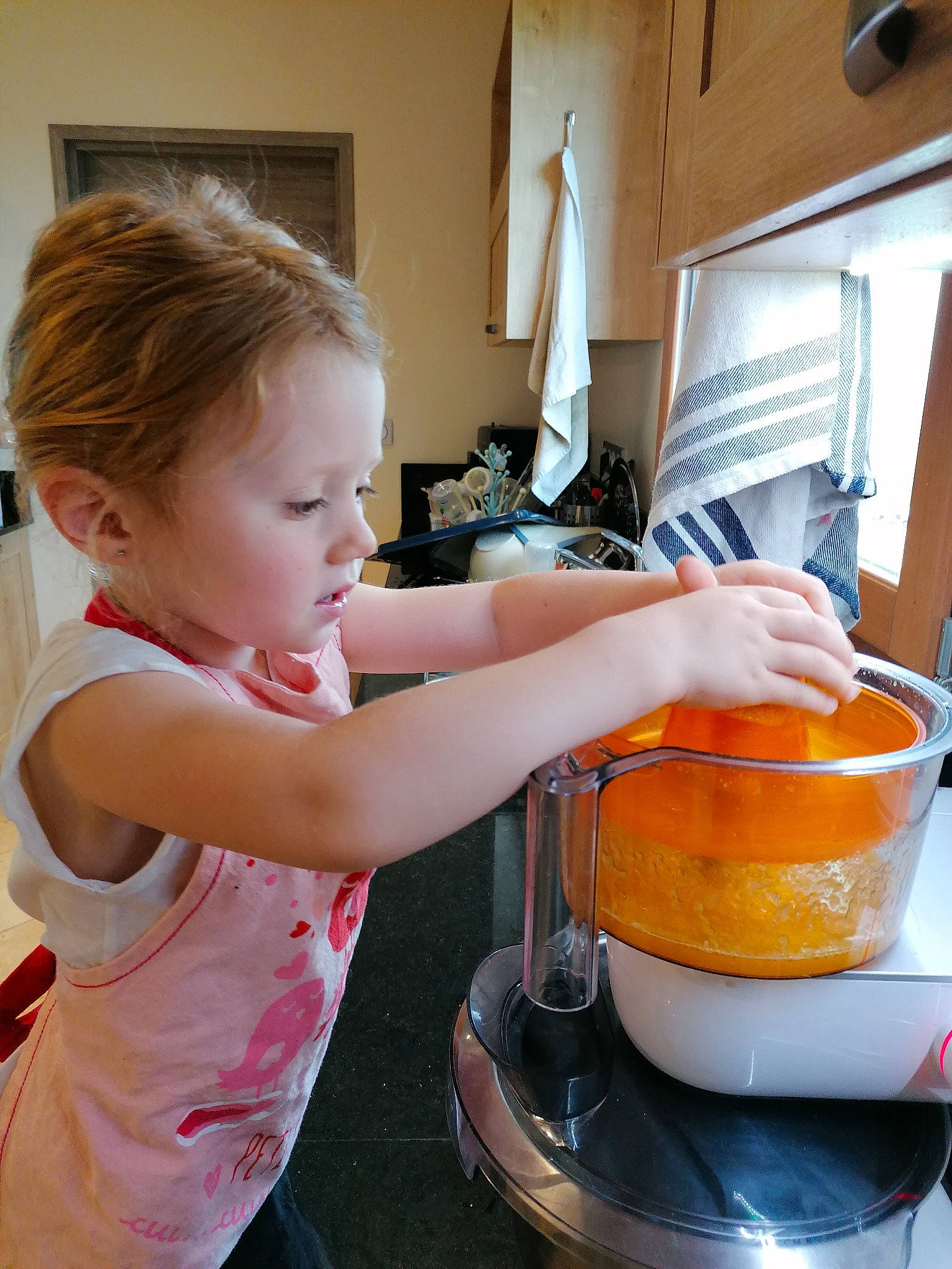 Margot participe au concours pour gagner de l'argent avec cette photo : baking, child, cooking, cookware_and_bakeware, cuisine, dish, food, homemaker, person