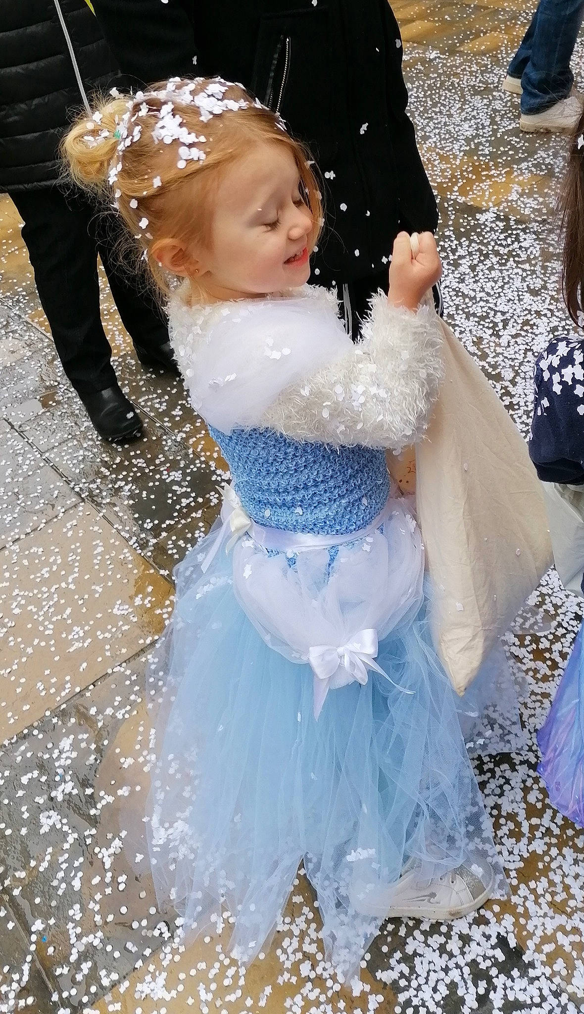 Margot participe au concours pour gagner de l'argent avec cette photo : bridal_accessory, child, costume, dress, hair_accessory, headpiece, person