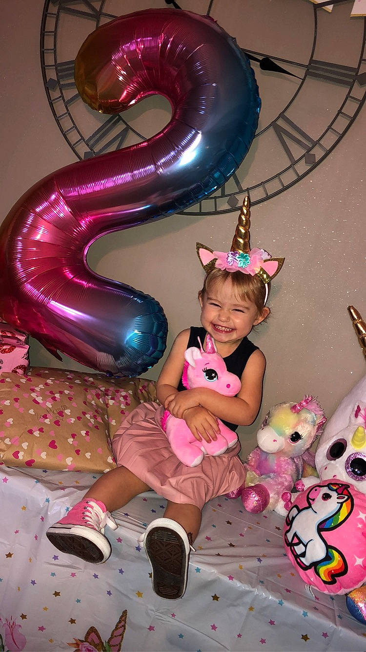 Evi a rejoint le concours — aidez-le/la à gagner de superbes lots ! costume, event, fun, happy, hat, holiday, joy, leisure, magenta, organ, party_supply, pattern, person, pink, purple, recreation, sandal, smile, snapshot, toddler