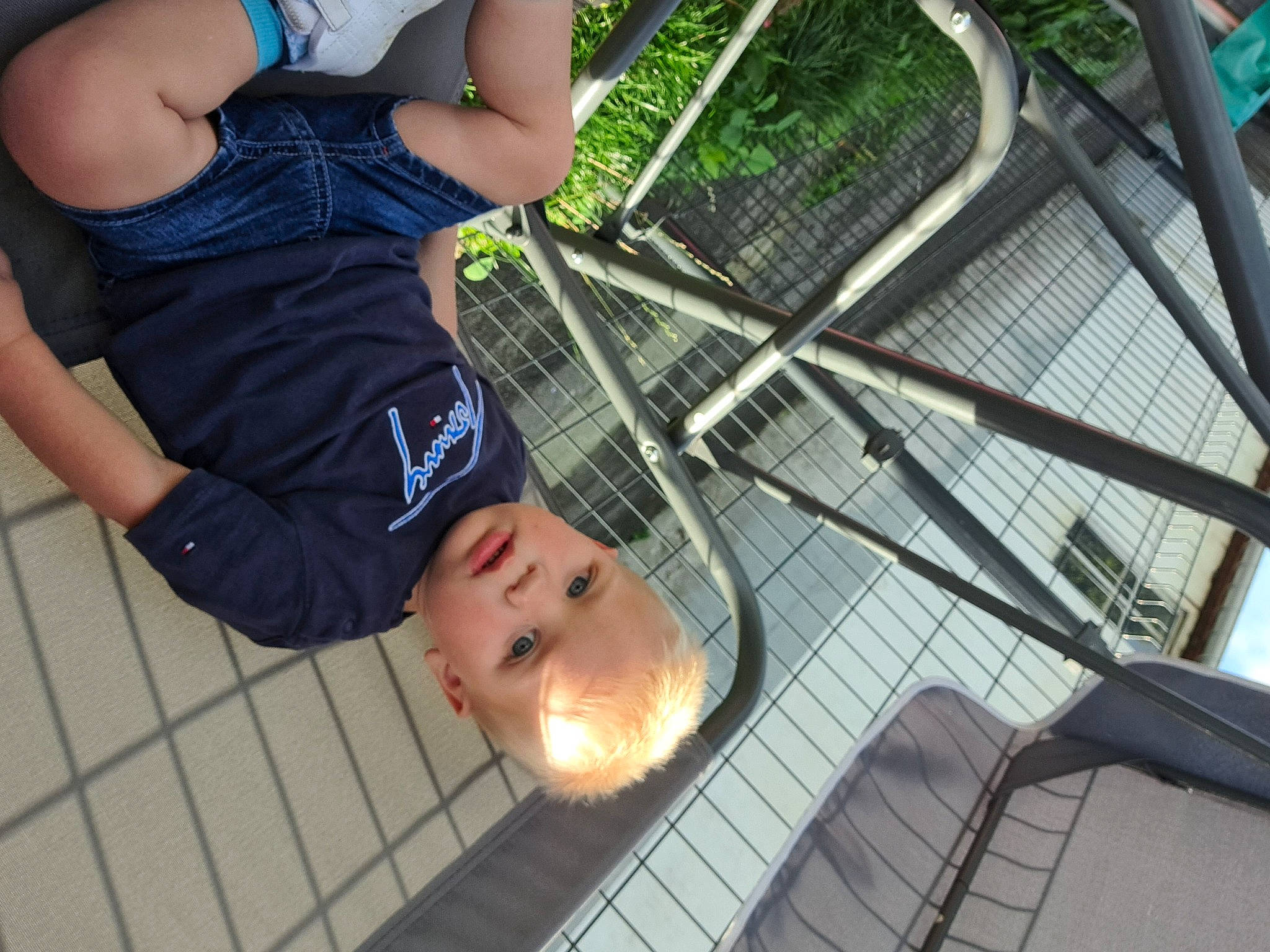 Sohan participe au concours pour gagner de l'argent avec cette photo : barefoot, chair, child, comfort, elbow, flooring, foot, fun, grass, human_leg, knee, leg, leisure, person, recreation, sandal, thigh, tree, vacation, waist