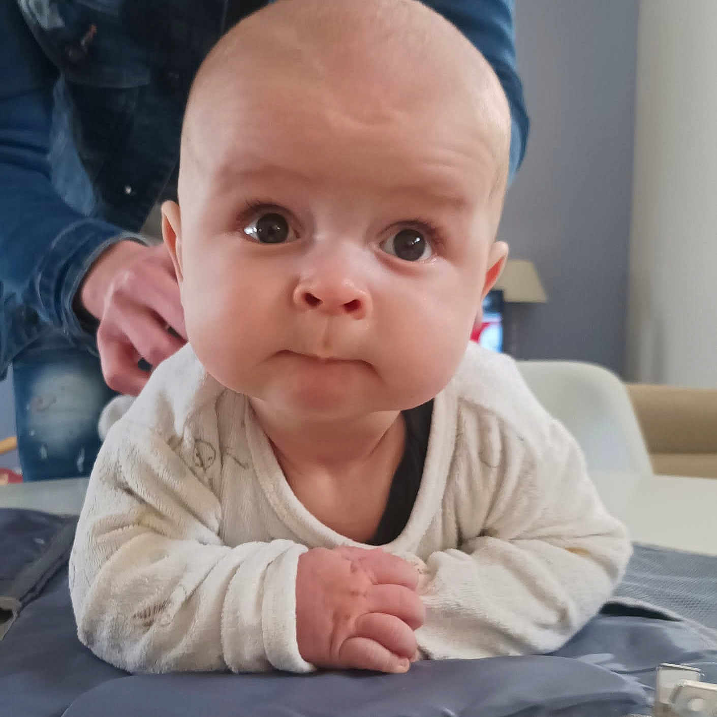 Eden a rejoint le concours — aidez-le/la à gagner de superbes lots ! baby, babycrawling, crawling, face, frown, head, person, photography, portrait, sad