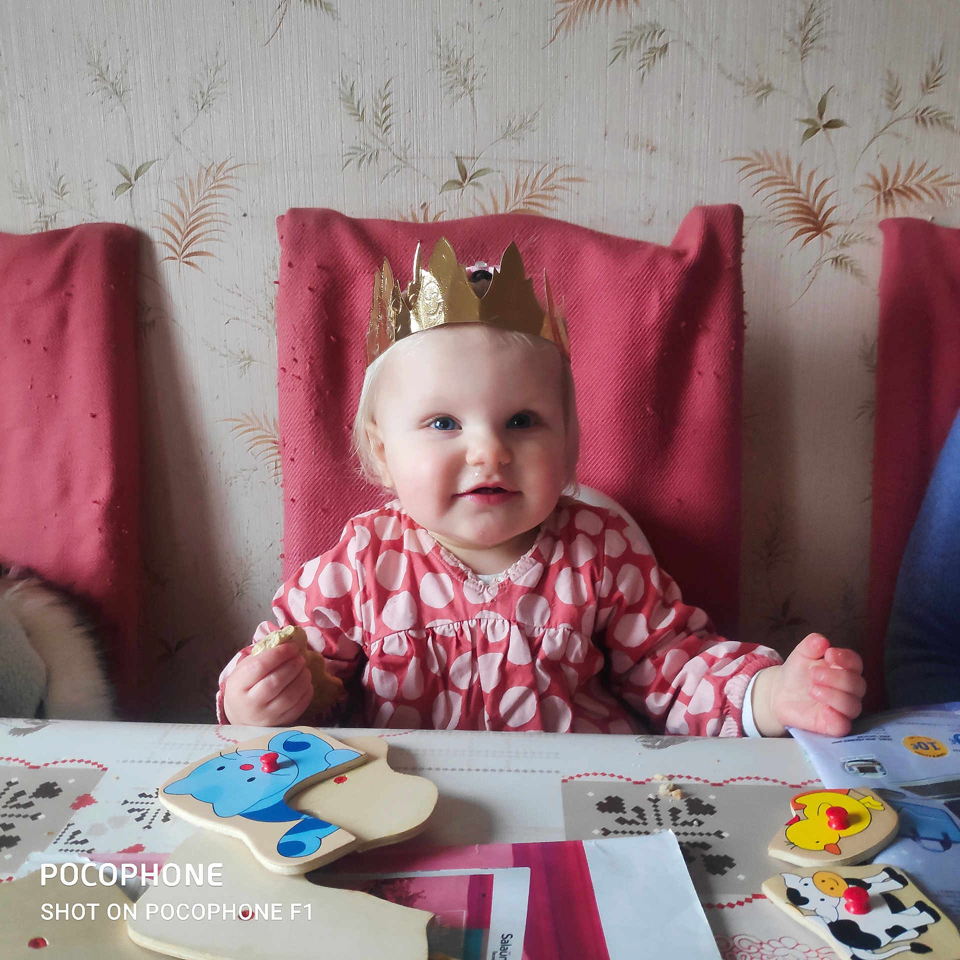 Hana a rejoint le concours — aidez-le/la à gagner de superbes lots ! accessories, baby, birthdaycake, bodypart, cake, clothing, couch, cream, crown, dessert, face, finger, furniture, hand, hat, head, jewelry, person, photography, portrait