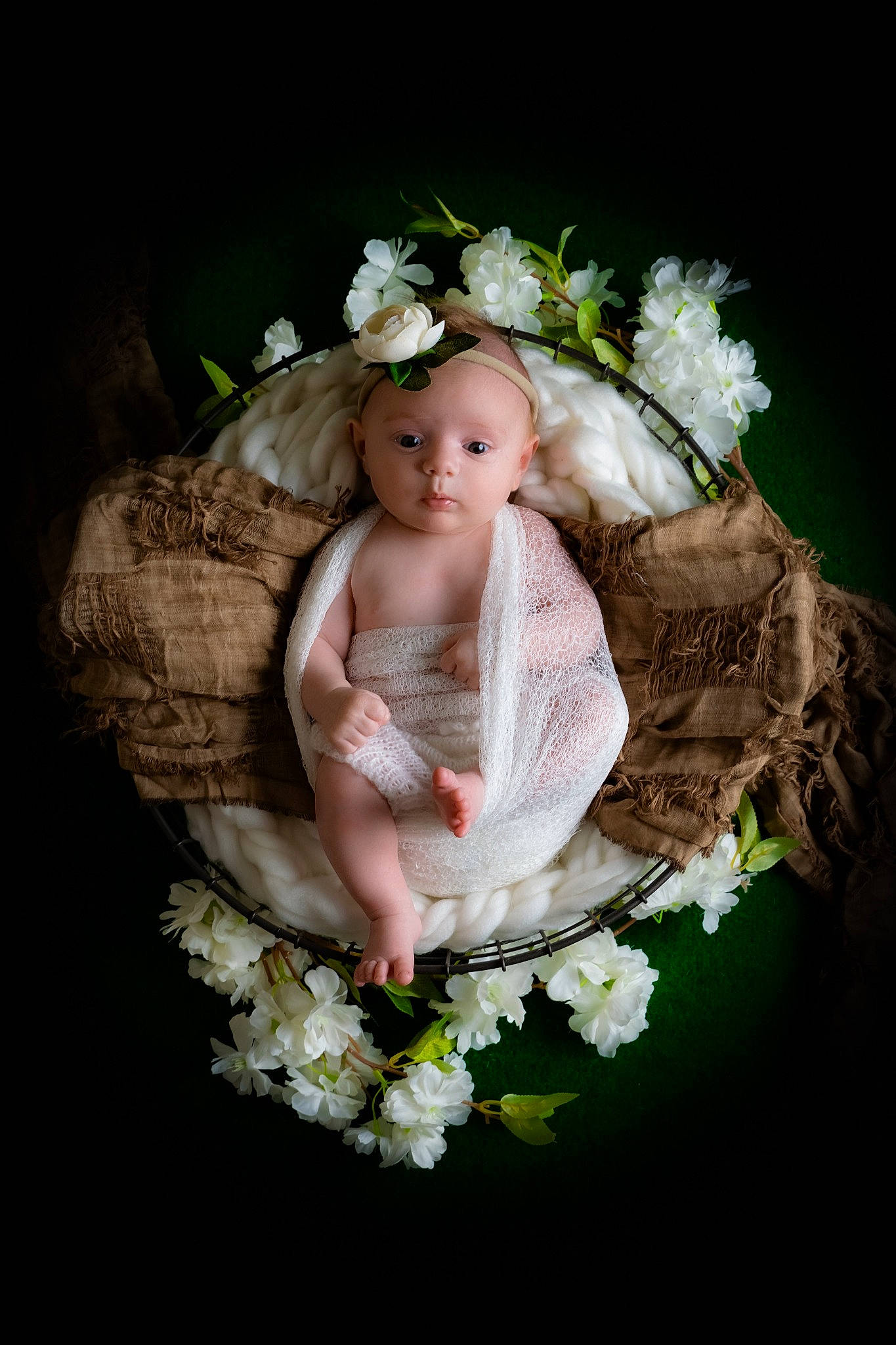 Alicia a rejoint le concours — aidez-le/la à gagner de superbes lots ! child, cut_flowers, fictional_character, floral_design, floristry, flower, flower_arranging, garden_roses, person, petal, photography, plant, portrait, rose, rose_family, wreath