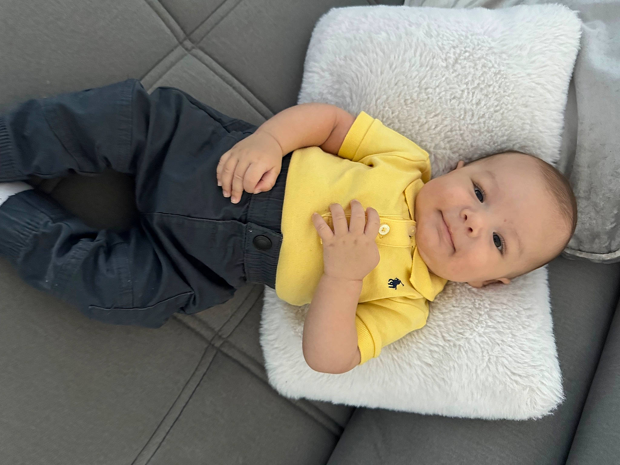 Mélyann participe au concours pour gagner de l'argent avec cette photo : baby, baby_products, baby_sleeping, baby_toddler_clothing, child, comfort, couch, elbow, hat, human_leg, linens, nap, person, room, sitting, sleep, sleeve, toddler