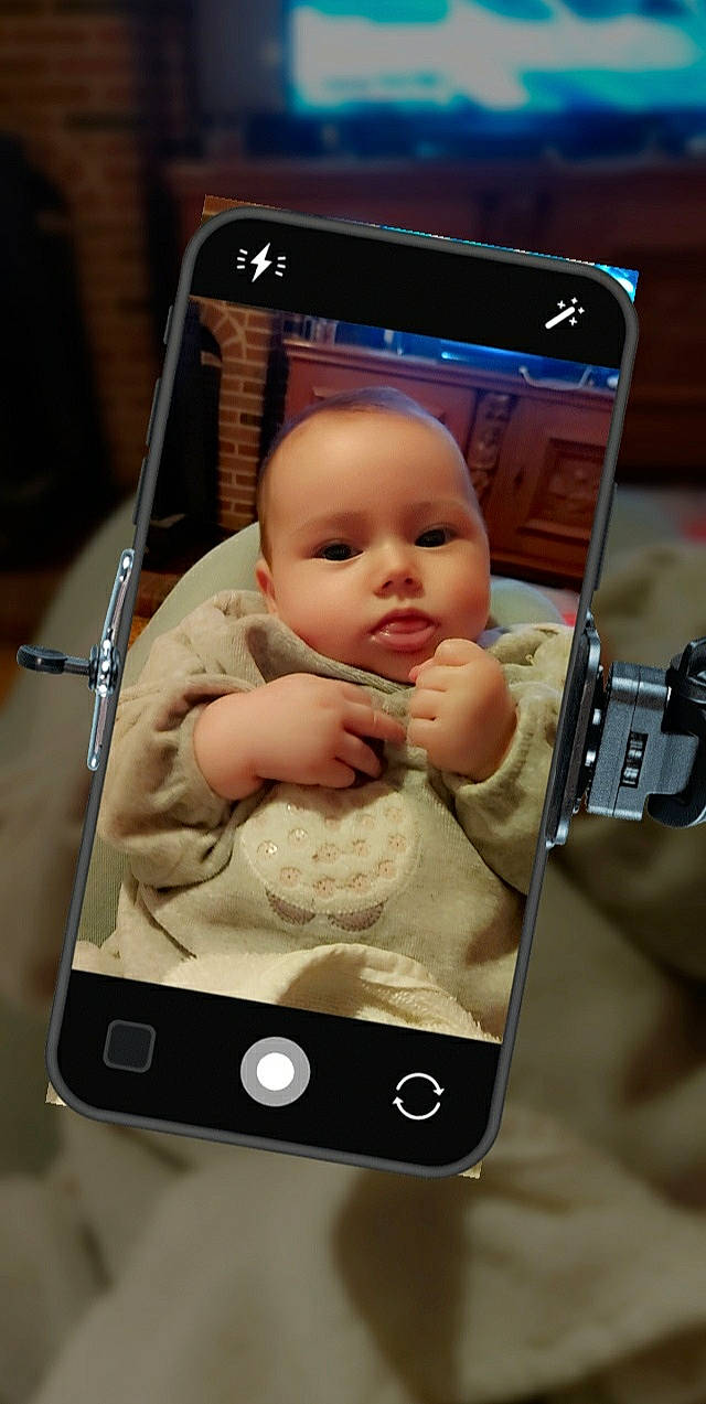 Inaya a rejoint le concours — aidez-le/la à gagner de superbes lots ! baby, baby_safety, child, communication_device, electronic_device, feature_phone, gadget, mobile_phone, person, portable_communications_device, product, smartphone, technology, toddler