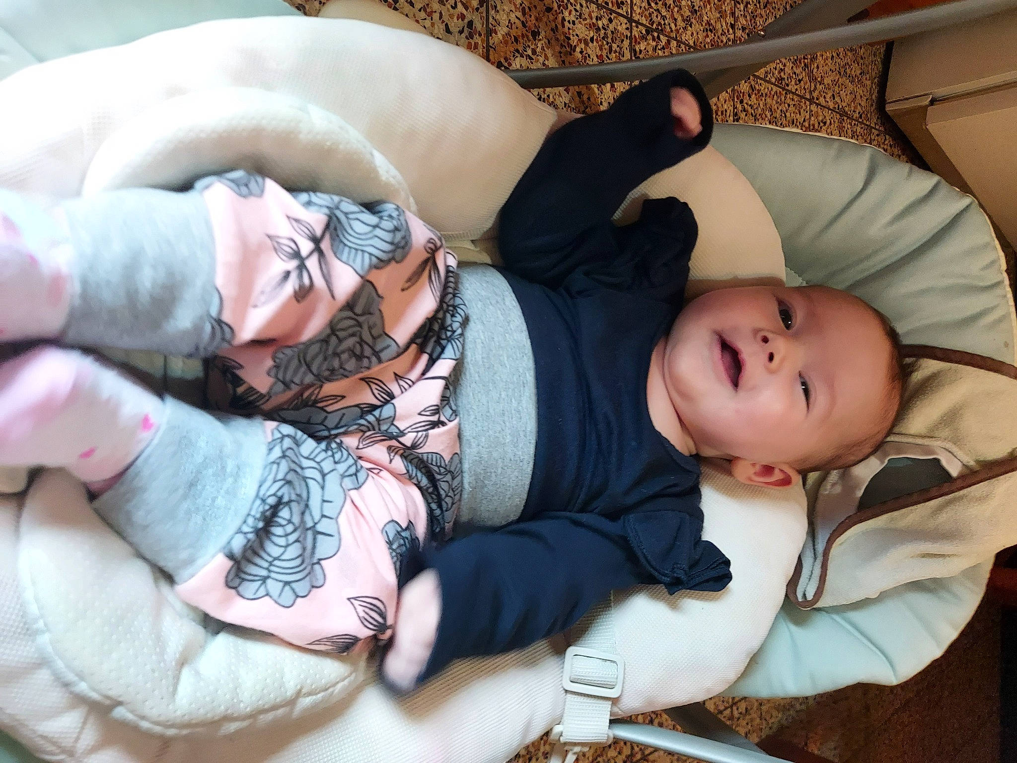 Inaya a rejoint le concours — aidez-le/la à gagner de superbes lots ! baby, baby_products, bedtime, child, comfort, leg, nap, person, sleep, toddler