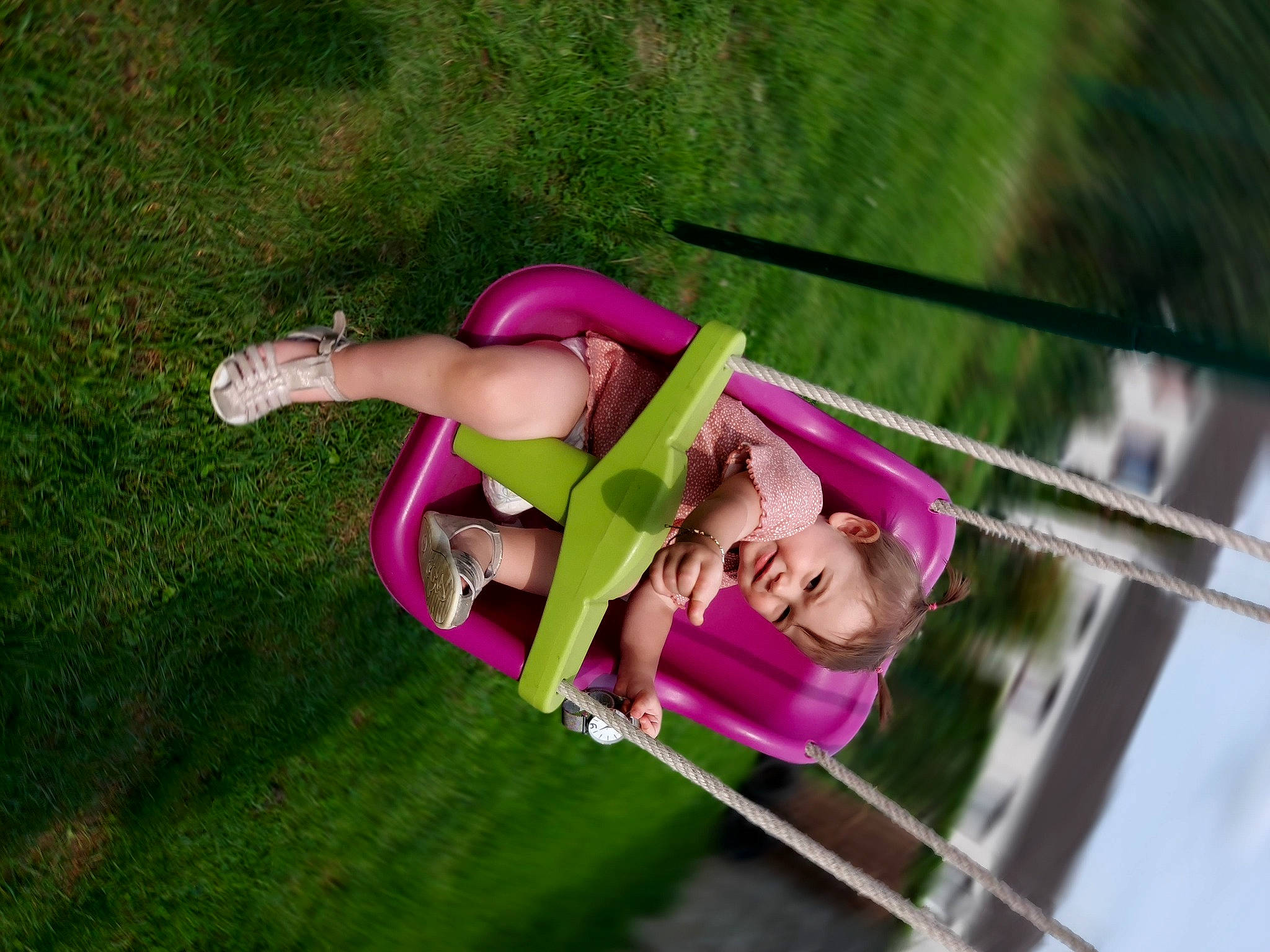 Inaya participe au concours pour gagner de l'argent avec cette photo : eyewear, fun, grass, grassland, happy, human_leg, knee, landscape, leisure, magenta, outdoor_play_equipment, people_in_nature, person, pink, recreation, sandal, swing, thigh