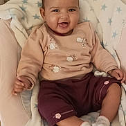 Leyla participe au concours pour gagner de l'argent avec cette photo : baby, blanket, child, clothing, comfortable, cozy, cute, face, happy, indoors, infant, pink, portrait, purple, sitting, smiling, socks, soft, stars, young