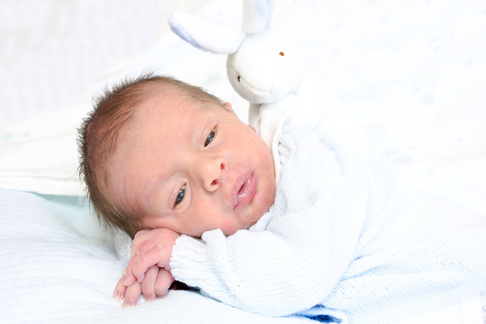 Adam a rejoint le concours — aidez-le/la à gagner de superbes lots ! baby, baby_toddler_clothing, cheek, child, collar, comfort, easter_bunny, eye, fur, happy, linens, nose, person, portrait_photography, rabbit, room, skin, sleeve, stuffed_toy, toddler