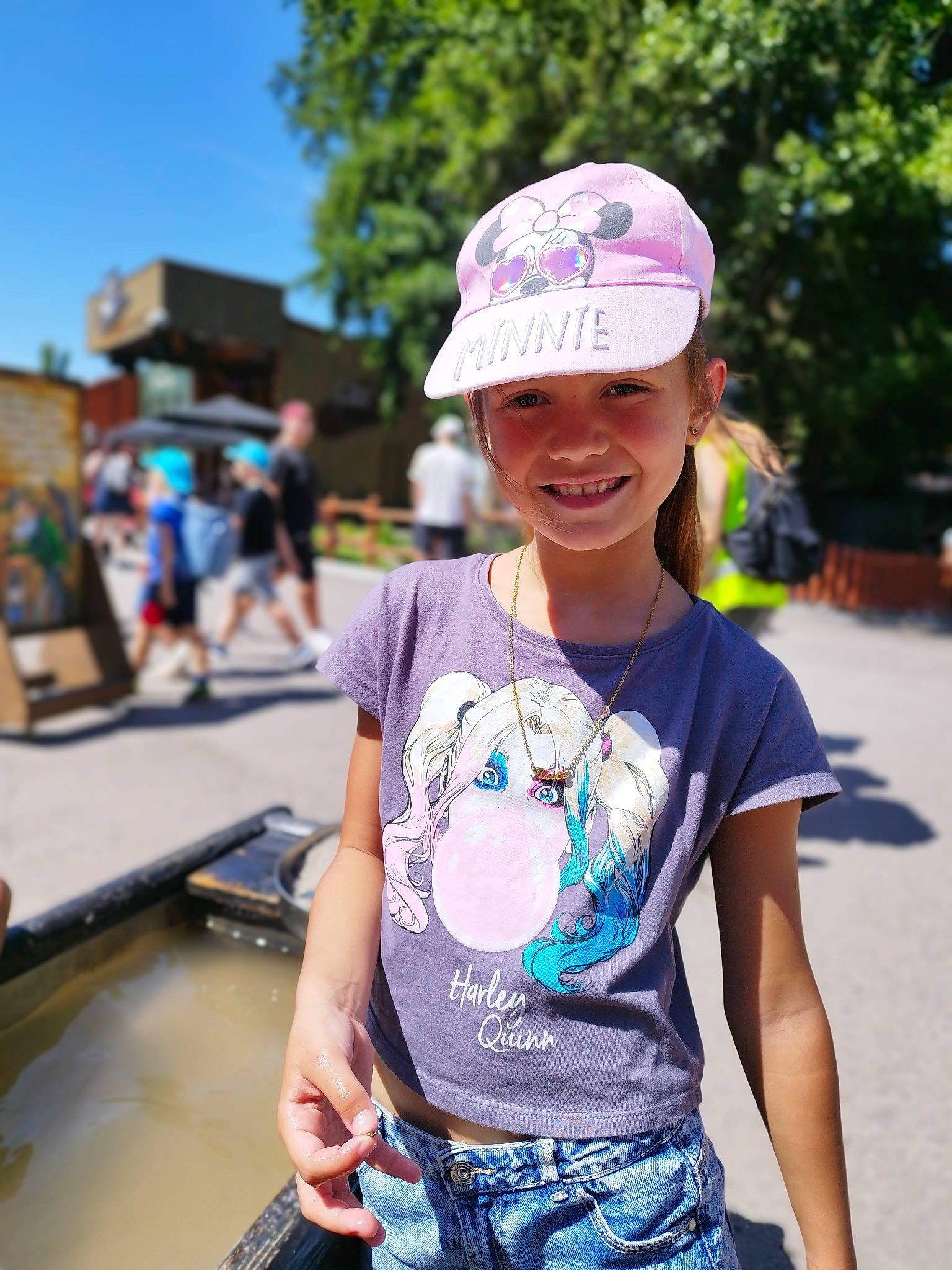 Kate participe au concours pour gagner de l'argent avec cette photo : baseball_cap, cap, cool, electric_blue, fun, happy, headgear, headwear, joy, leisure, organ, people, person, recreation, sky, sleeve, smile, summer, t_shirt, travel