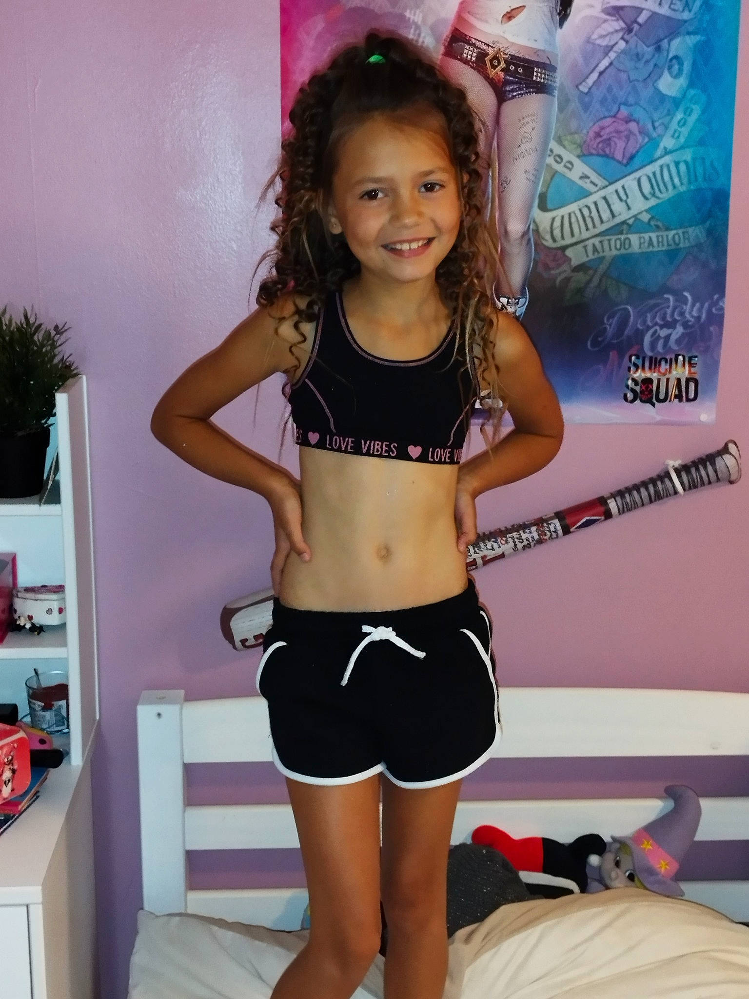 Kate participe au concours pour gagner de l'argent avec cette photo : abdomen, arm, black_hair, blond, chest, happy, human_leg, joint, joy, knee, leg, muscle, navel, neck, person, shorts, shoulder, smile, thigh, trunk