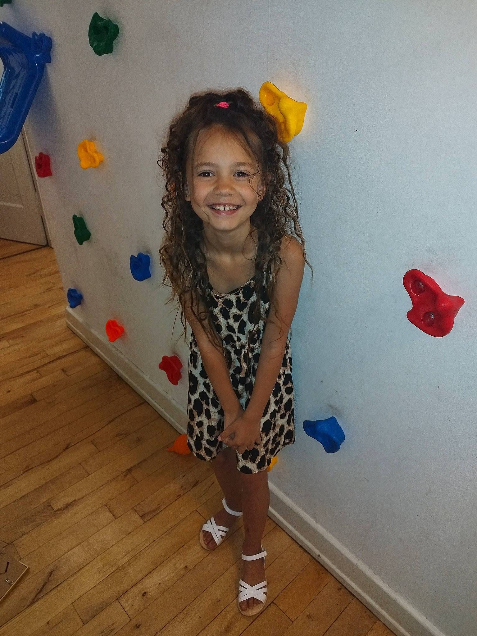 Kate a rejoint le concours — aidez-le/la à gagner de superbes lots ! balloon, child, electric_blue, fashion_design, floor, flooring, fun, happy, human_body, human_leg, joint, joy, leisure, pattern, person, shoulder, smile, standing, textile, thigh