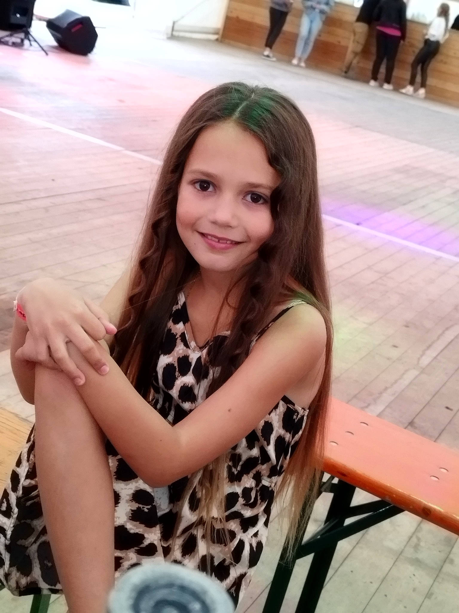 Kate a rejoint le concours — aidez-le/la à gagner de superbes lots ! beauty, black, black_hair, blond, chair, cool, eyelash, flooring, happy, human_leg, joint, joy, layered_hair, leisure, lip, long_hair, person, skin, sleeve, smile