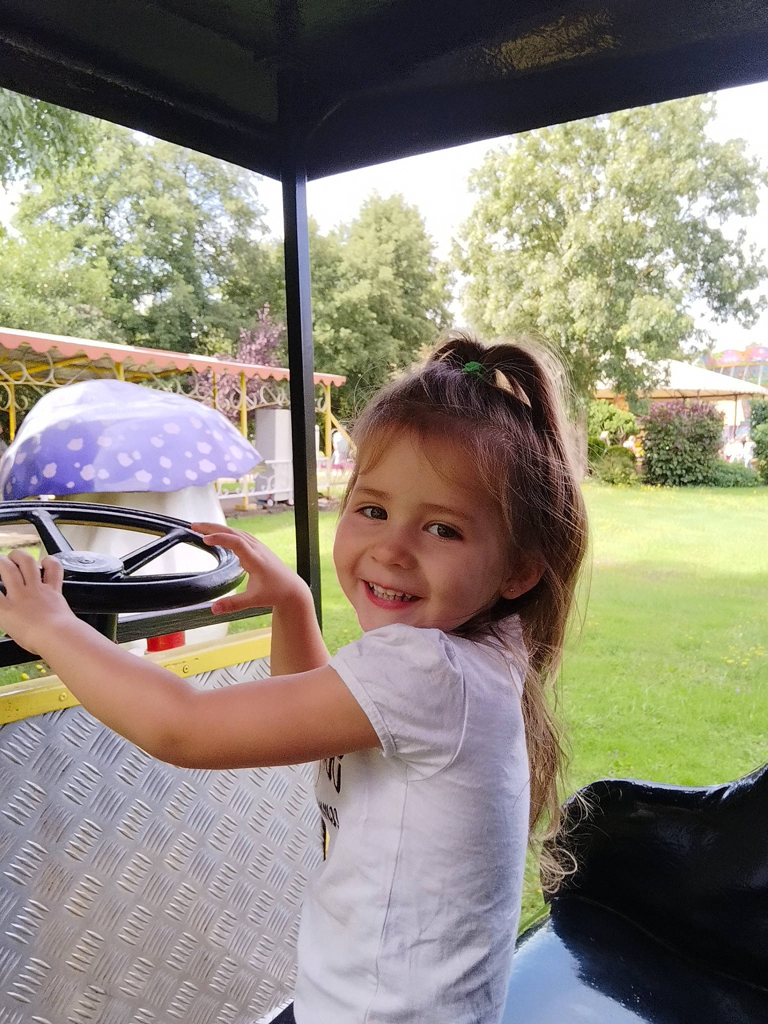 Octavia a rejoint le concours — aidez-le/la à gagner de superbes lots ! auto_part, automotive_exterior, child, eyewear, fun, grass, happy, helmet, joy, leisure, motorcycle_helmet, person, personal_protective_equipment, plant, recreation, smile, sports_gear, t_shirt, toddler, travel