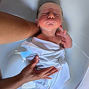Louis a rejoint le concours — aidez-le/la à gagner de superbes lots ! newborn, baby, infant, bath, water, hands, adult, white_cloth, tub, skin, peaceful, relaxing, closeup, person, human, care, parenting, soothing, soft_light, wrapped