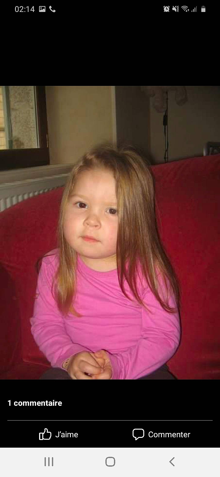 Ludivine Salomez participe au concours pour gagner de l'argent avec cette photo : arm, black_hair, cheek, comfort, couch, ear, eye, eyelash, face, fun, hairstyle, happy, human_body, iris, lip, magenta, mouth, nose, person, pink