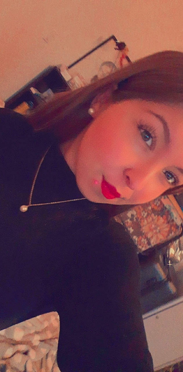 Ludivine Salomez participe au concours pour gagner de l'argent avec cette photo : bangs, brown_hair, cheek, chest, chin, cool, eyebrow, eyelash, eyewear, fashion_accessory, flooring, fun, happy, iris, jaw, lip, mouth, nose, person, selfie