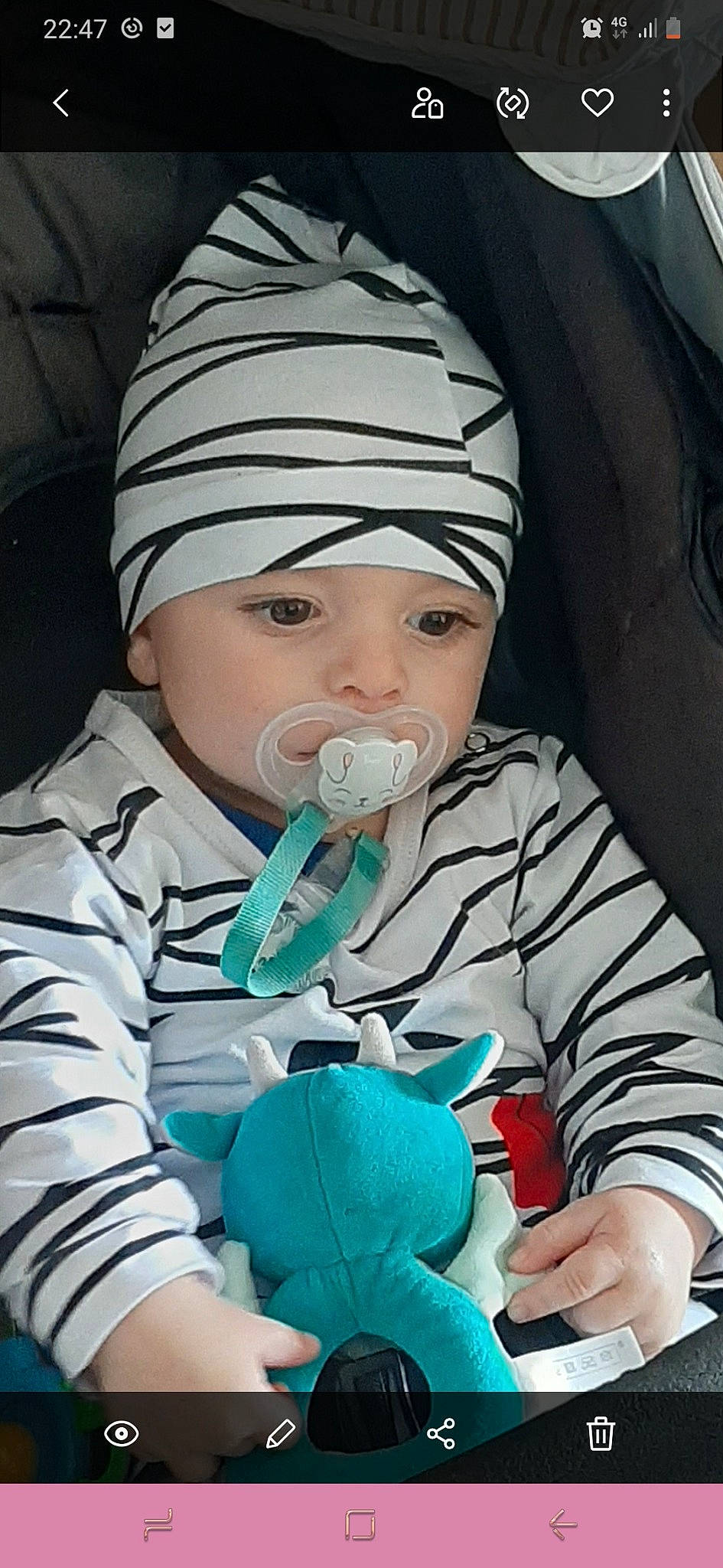 Thibault participe au concours pour gagner de l'argent avec cette photo : baby, beauty, blue, cheek, child, comfort, drinkware, eye, finger, headwear, health_care, human, human_body, medical, mouth, organ, outerwear, person, product, service