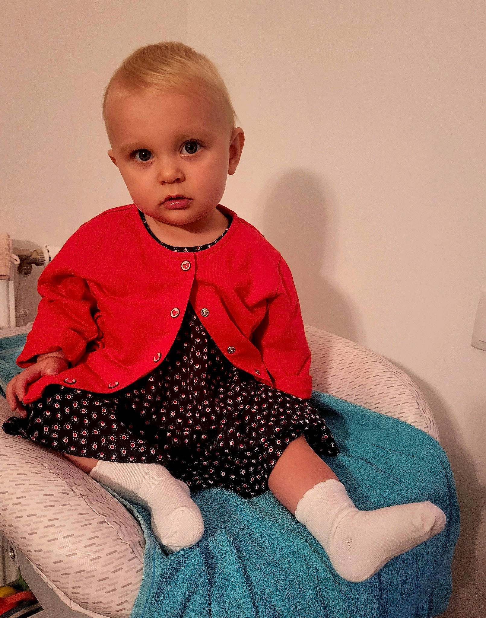 Andréa participe au concours pour gagner de l'argent avec cette photo : baby, baby_toddler_clothing, blond, cheek, collar, dress_shirt, eye, human_body, human_leg, iris, knee, leg, lip, pattern, person, sitting, skin, sleeve, t_shirt, thigh